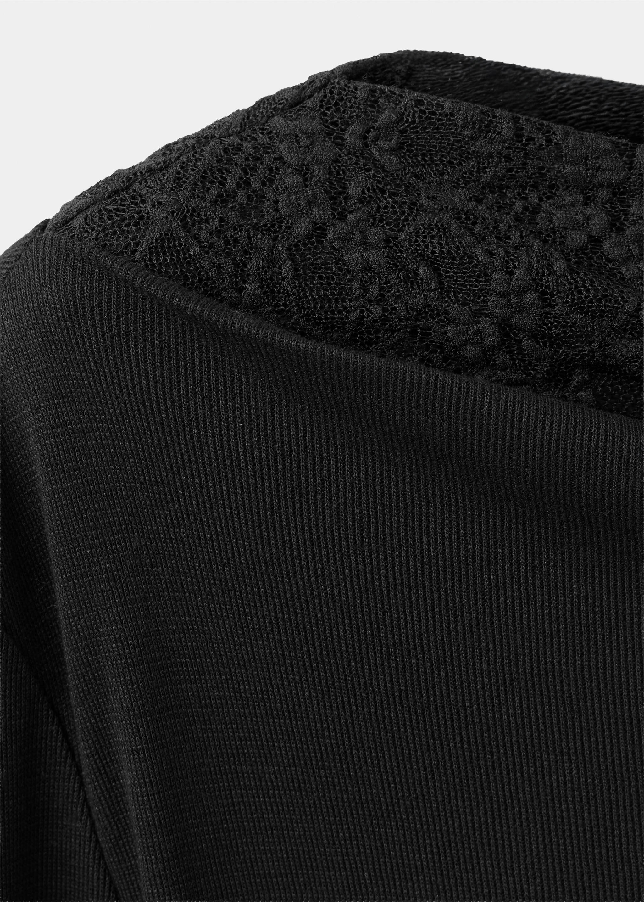 Detalle de top negro que muestra un cuello barco con un panel de encaje floral semitransparente., Negro. Ref: 37017784-00.