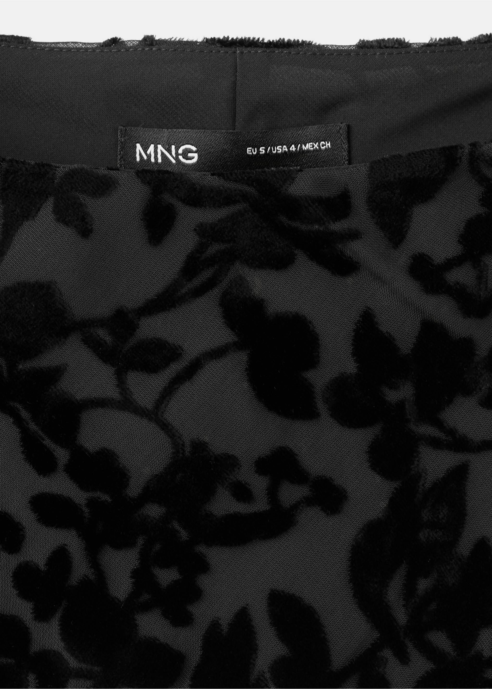 Close-up of the black dress label and floral velvet fabric., Black. Ref: 37017786-00.