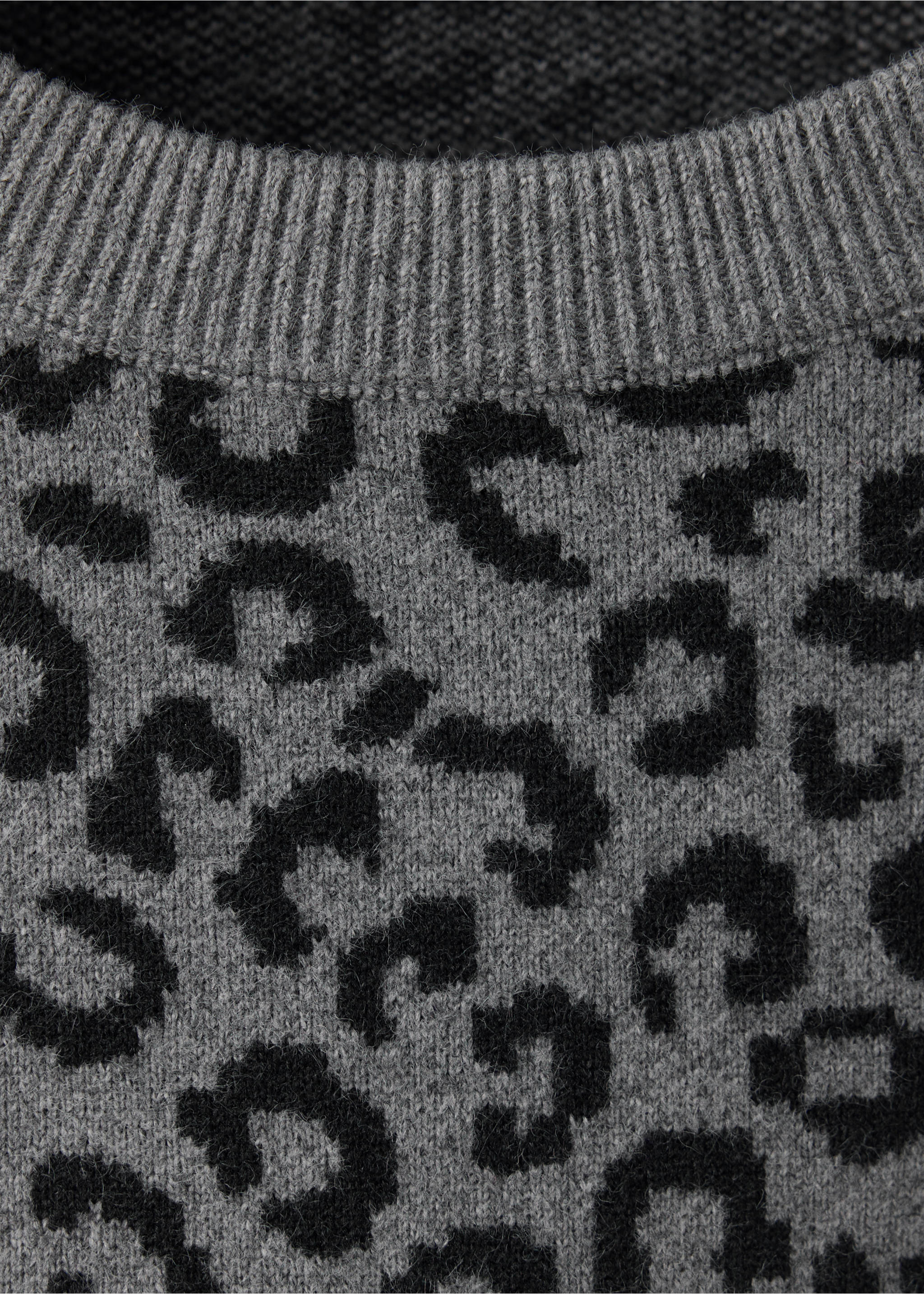 Gebreide trui met animal print - Detail van het artikel 8, Mediumgrijs. Ref: 37017789-00.