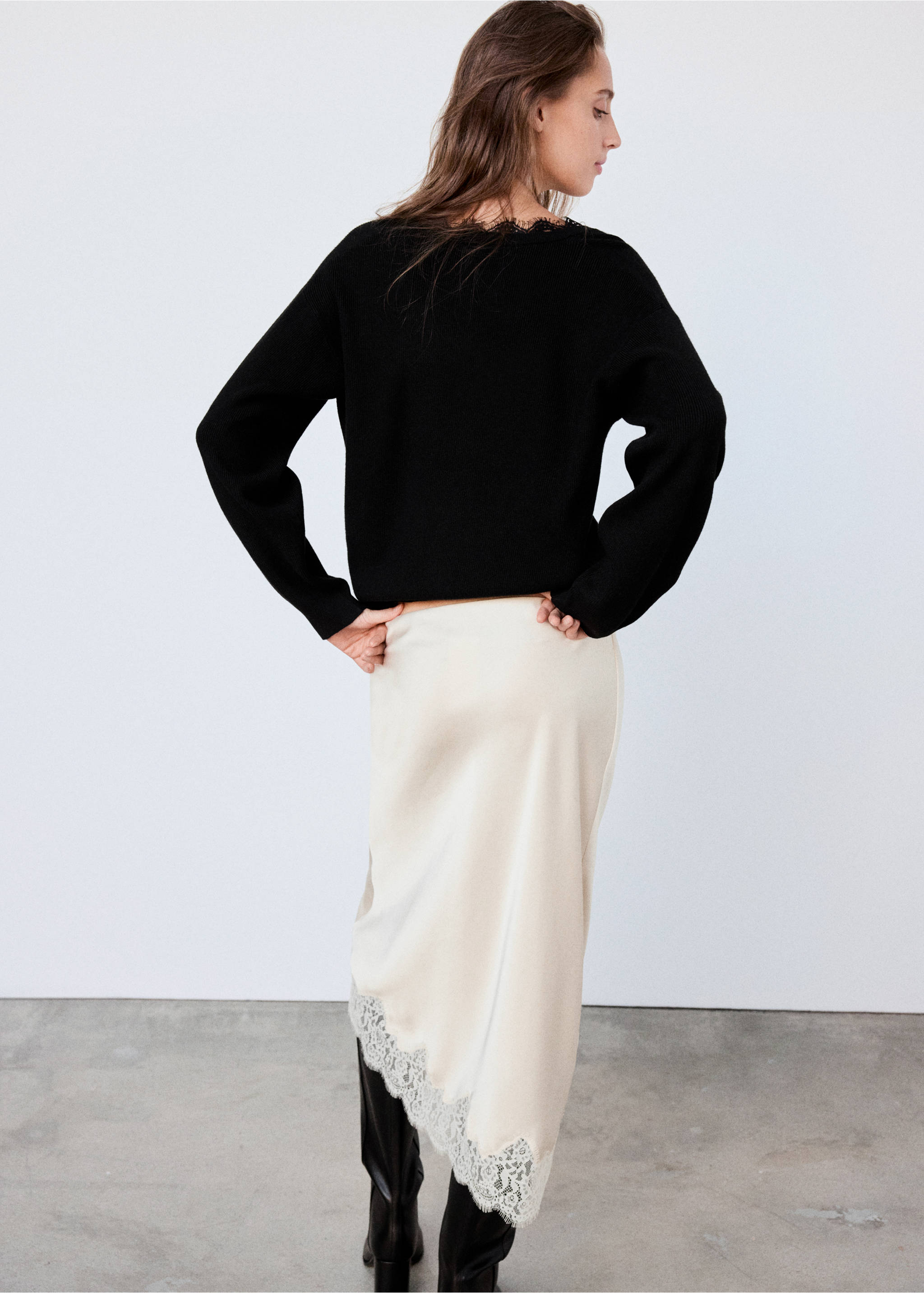 Black jersey with V-neckline and lace trim, back view., Black. Ref: 37017790-00.