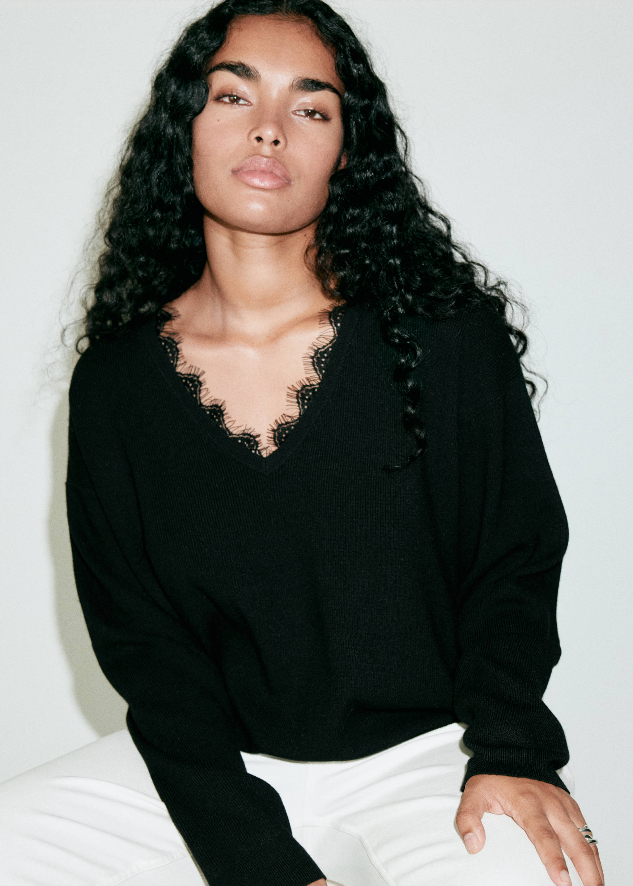 Black V-neck jersey with lace trim., Black. Ref: 37017790-00.