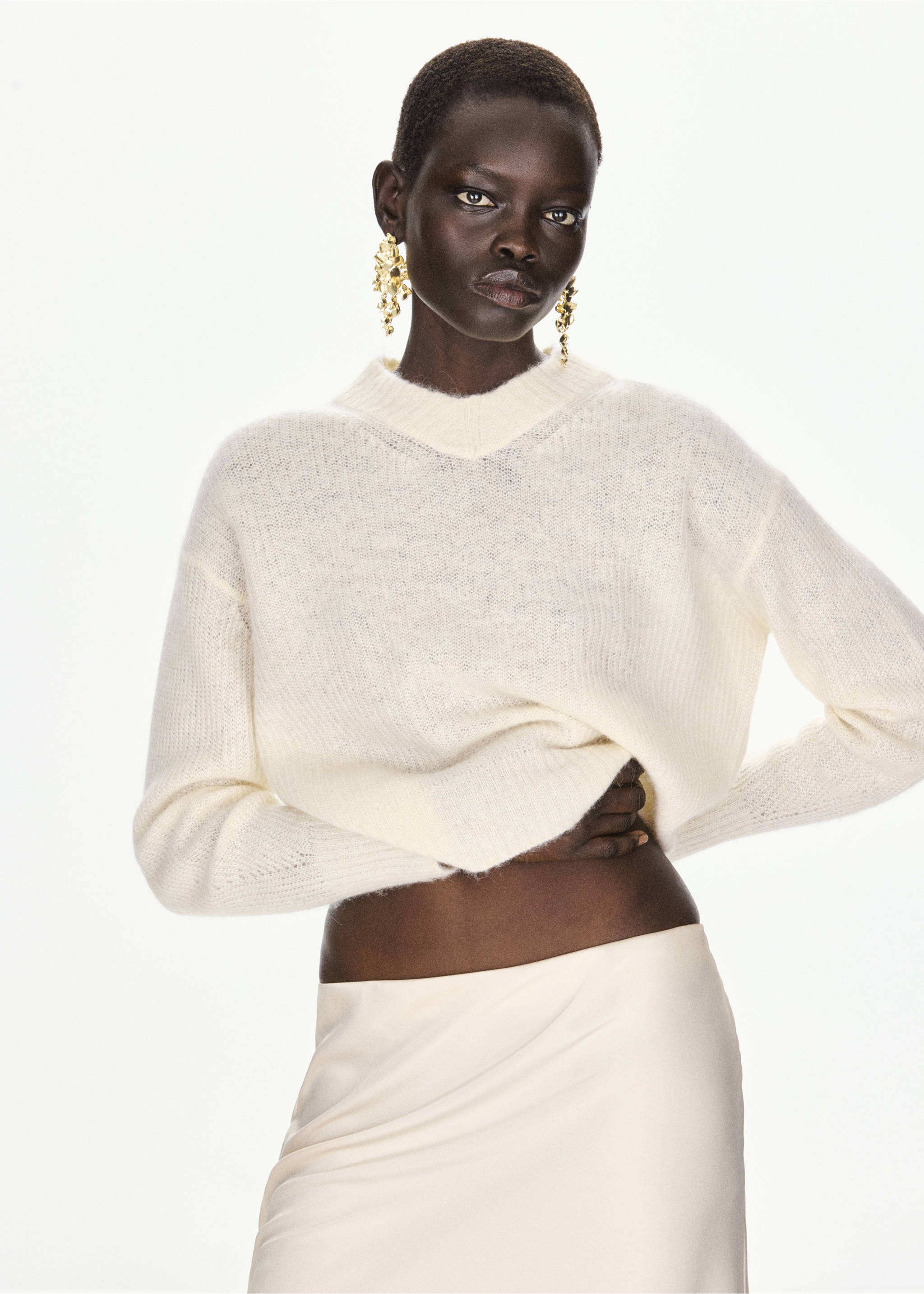 Off-white fuzzy knit jersey with a V-neckline and relaxed fit., Ecru. Ref: 37017791-00.