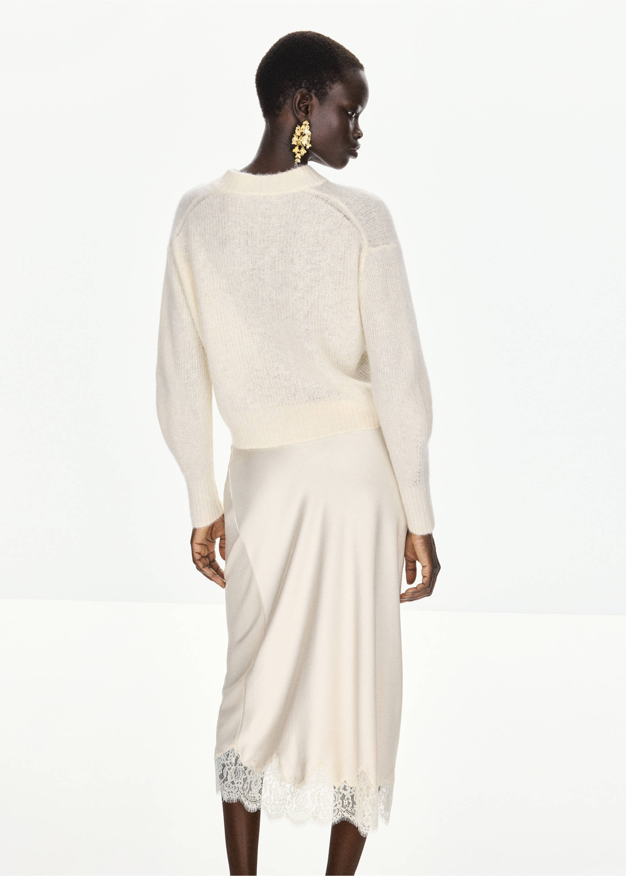 Cream knit sweater seen from the back, paired with a satin skirt., Ecru. Ref: 37017791-00.