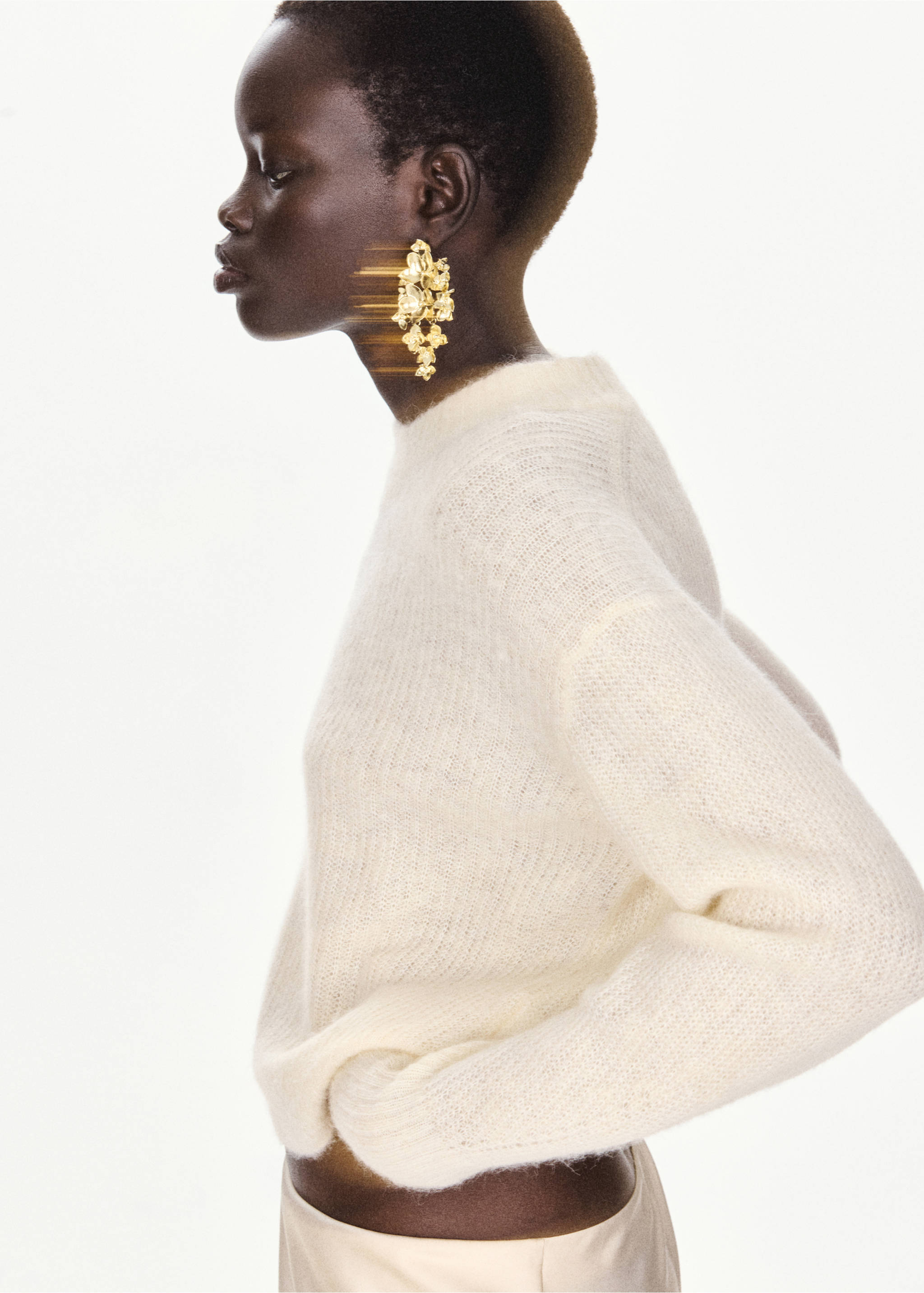 Cream textured knit jersey with a round neckline and long sleeves in a close-up profile view., Ecru. Ref: 37017791-00.