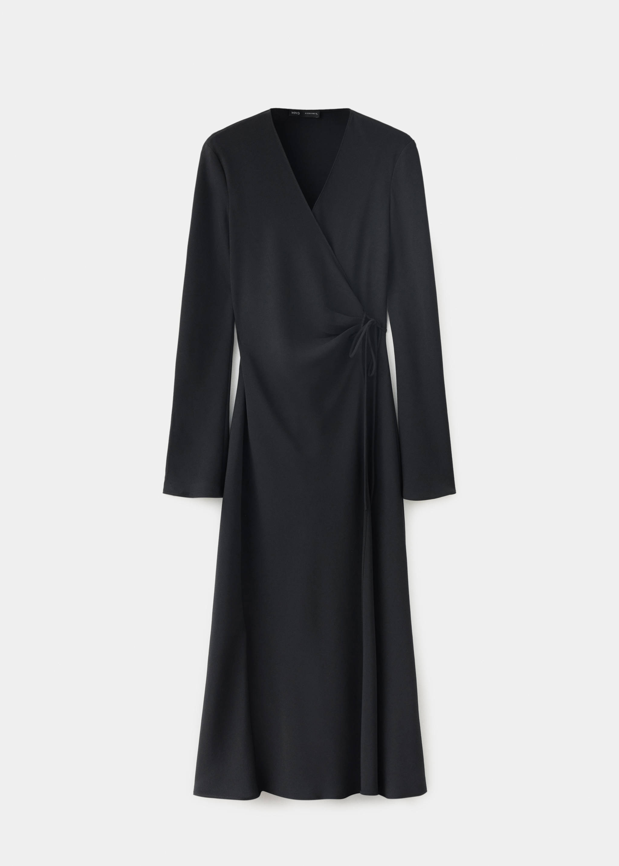 Vestido midi cruzado negro de manga larga con cierre de lazada lateral.