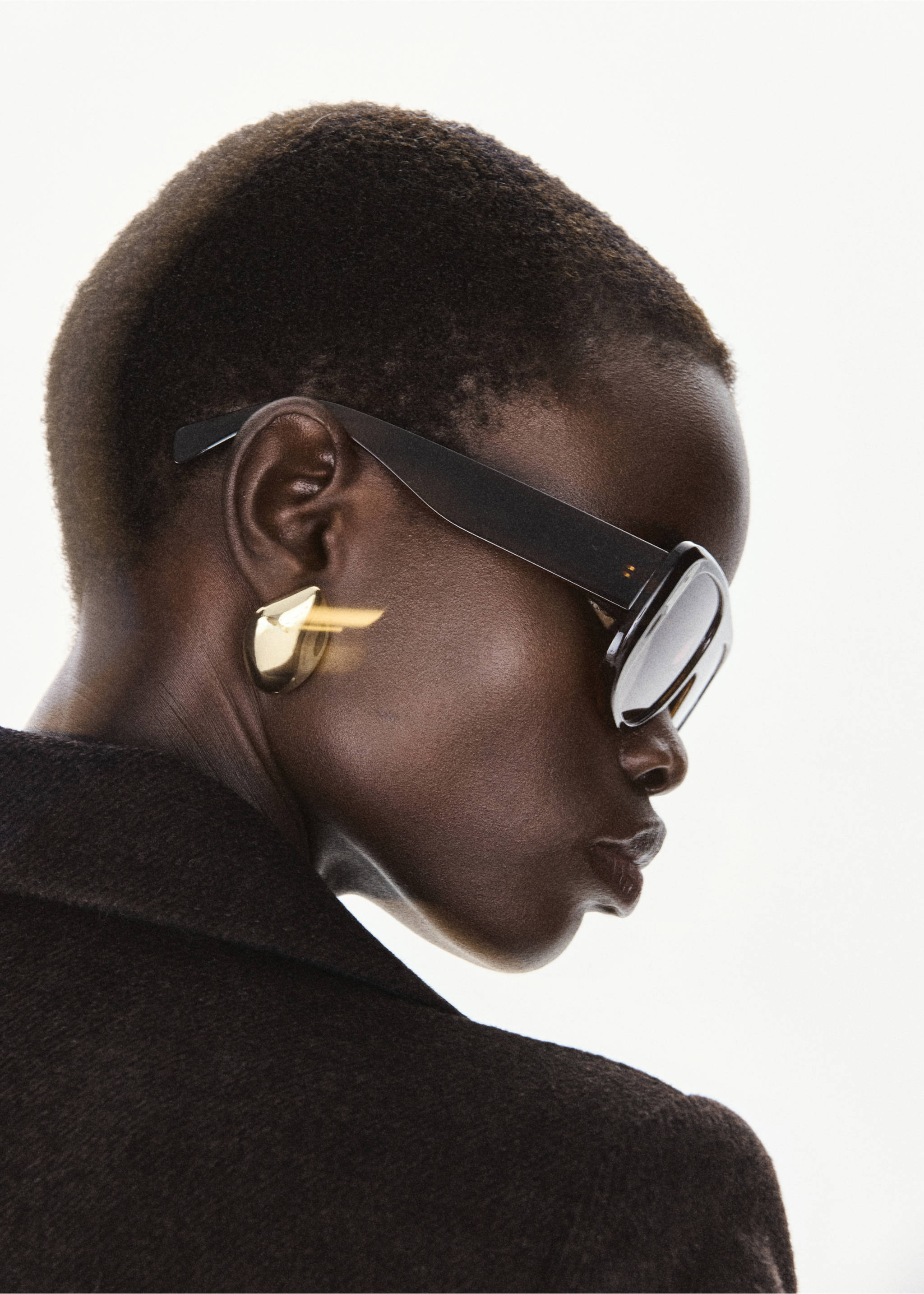 Shiny gold-finished geometric earring worn by a model., Gold. Ref: 37017804-00.