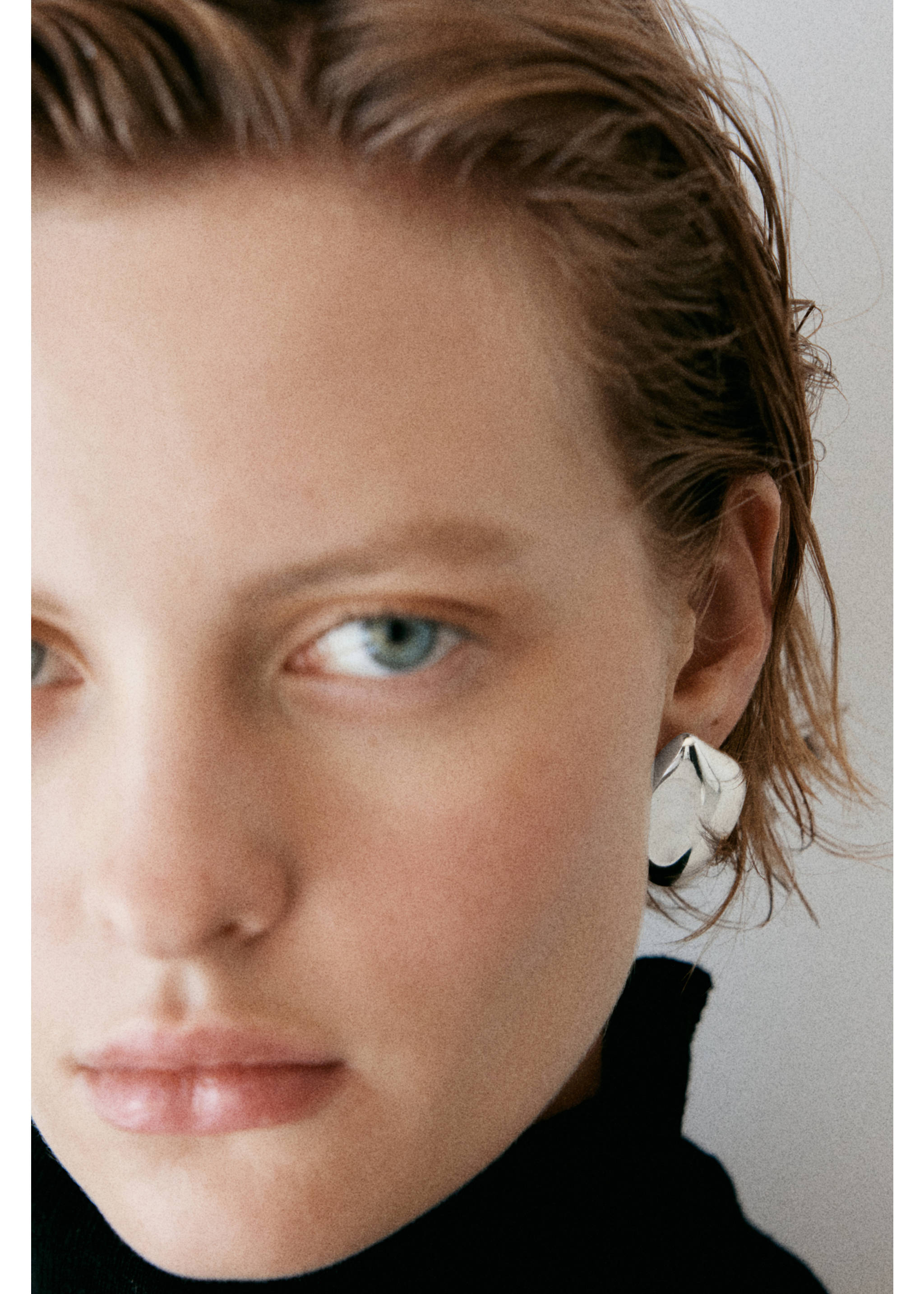 Chunky silver-coloured metallic earring with an irregular geometric shape, worn on the ear., Silver. Ref: 37017804-00.