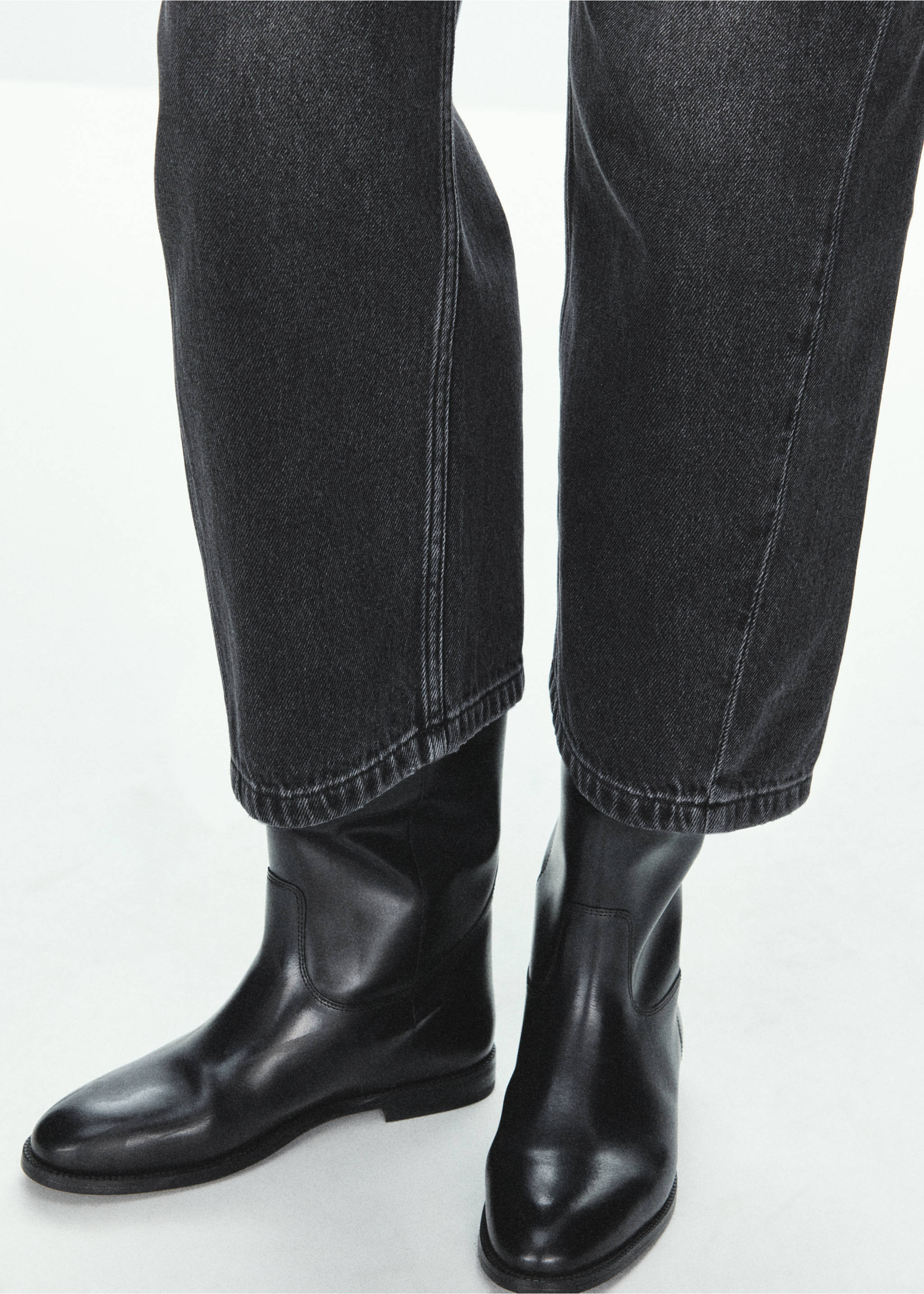 Pantalones vaqueros en gris oscuro, vista de cerca de la parte inferior de las piernas., Denim negro. Ref: 37017816-00.