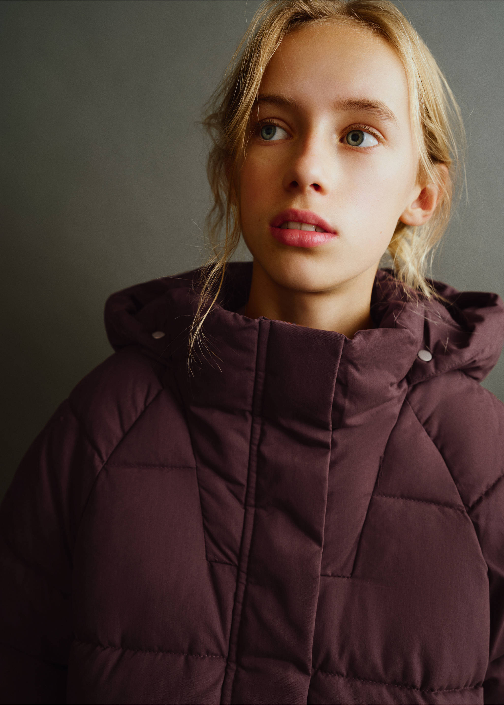 Padded anorak with detachable hood - Details of the article 1, Maroon. Ref: 37017885-00.