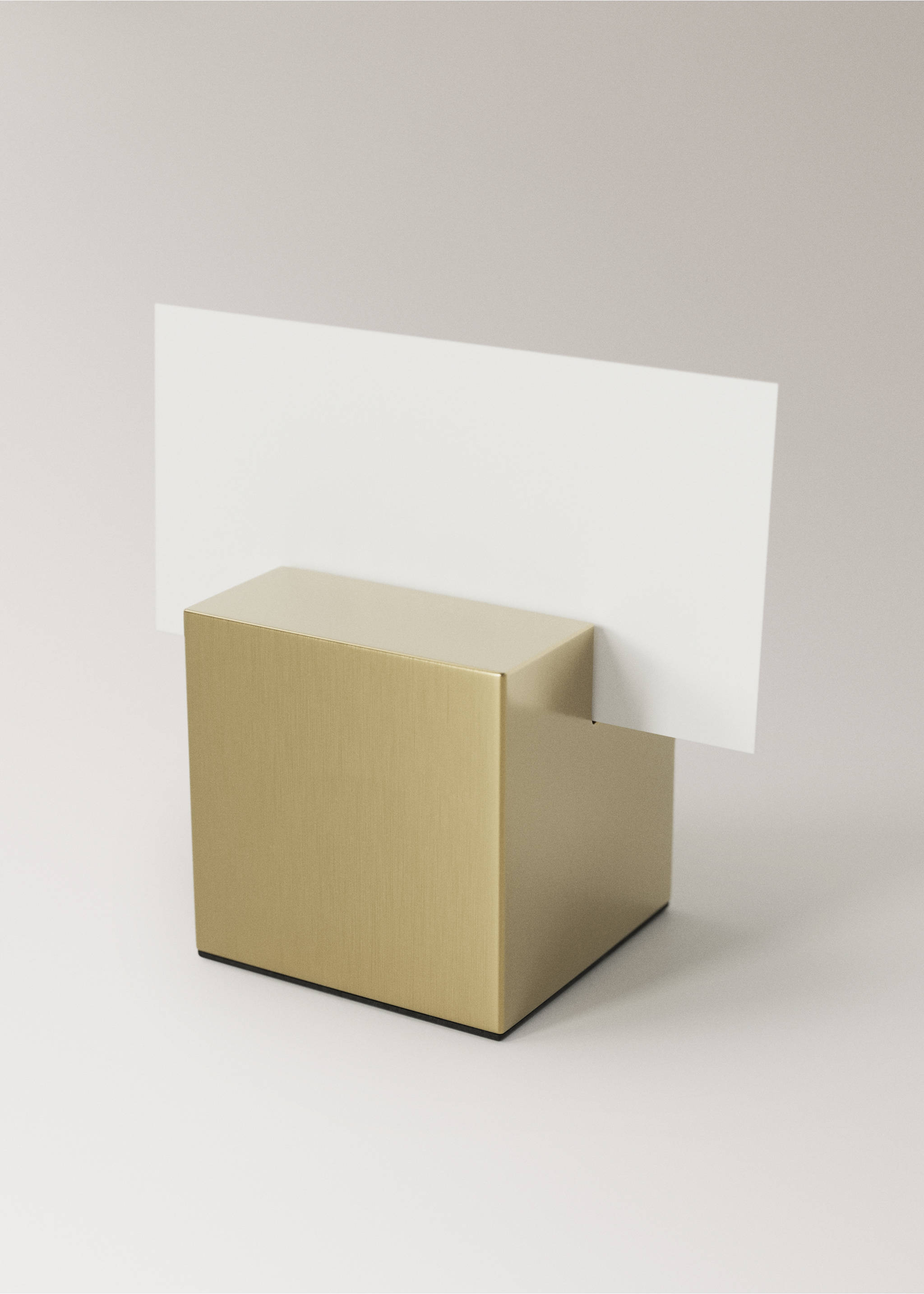 Brushed gold metallic cube cardholder with an inserted white card., Gold. Ref: 37017893-00.