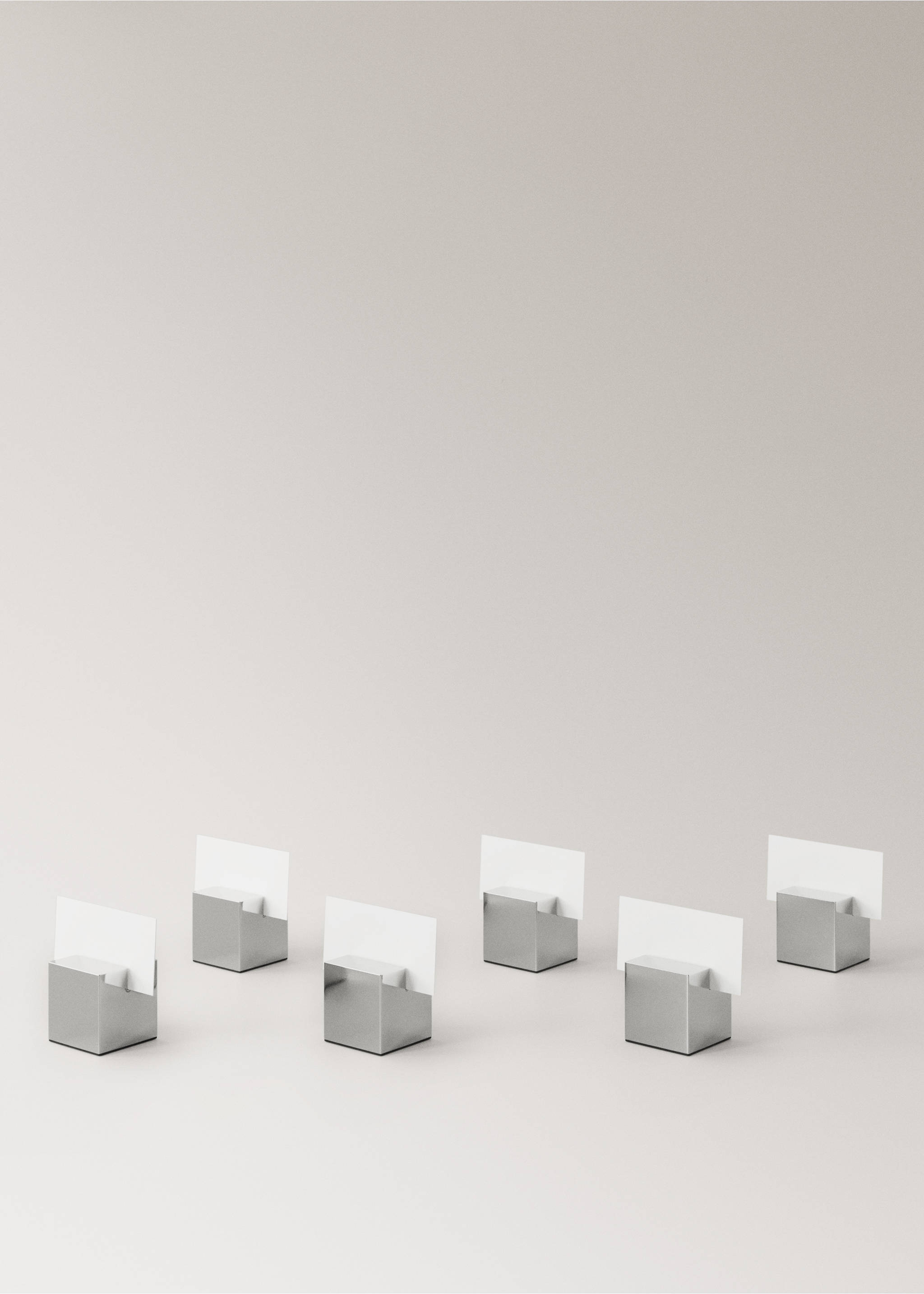 Set of six metallic silver-coloured cube card holders with white cards., Silver. Ref: 37017893-00.