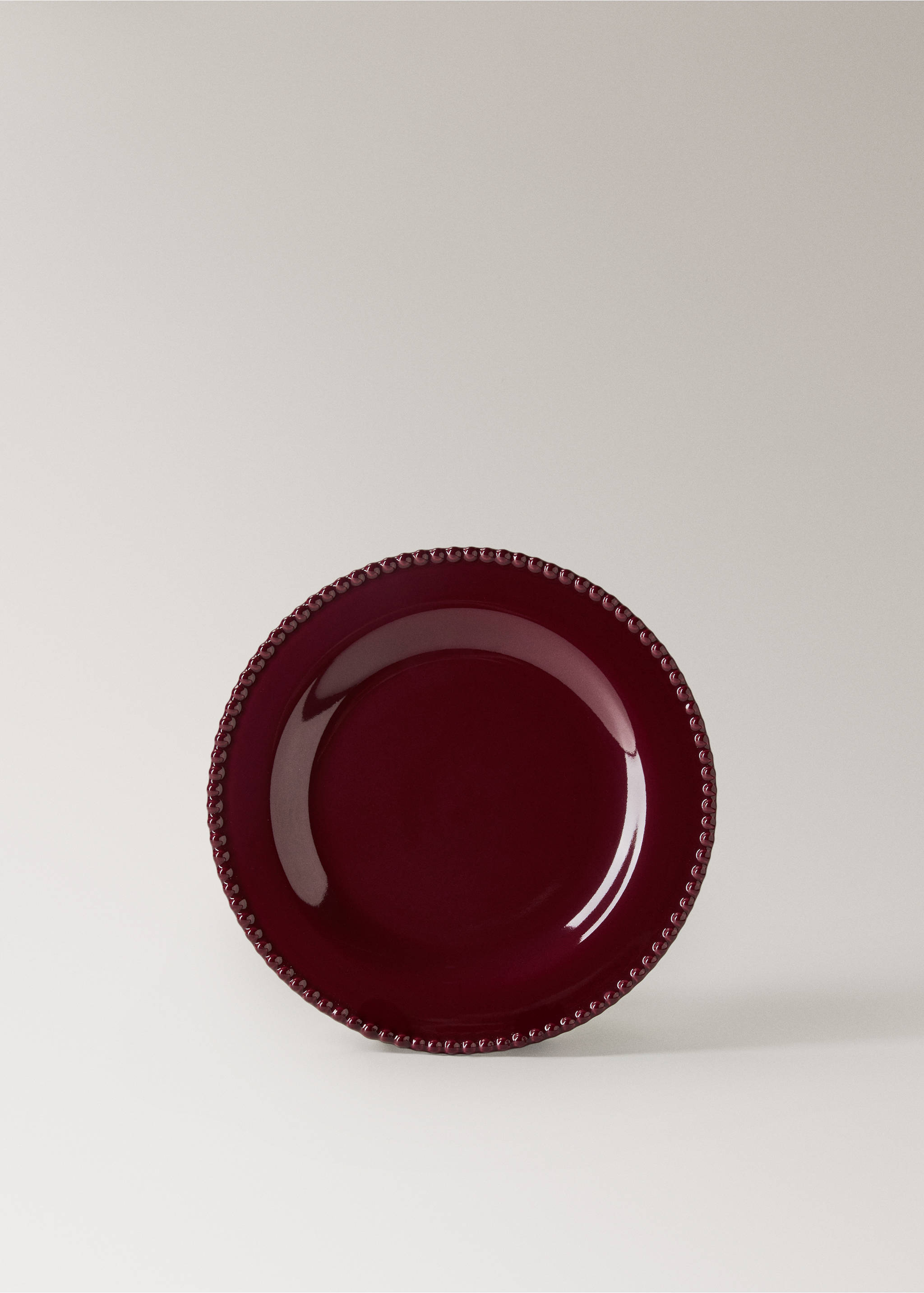 Burgundy plate with a glossy finish and a raised beaded rim., Red. Ref: 37017900-00.
