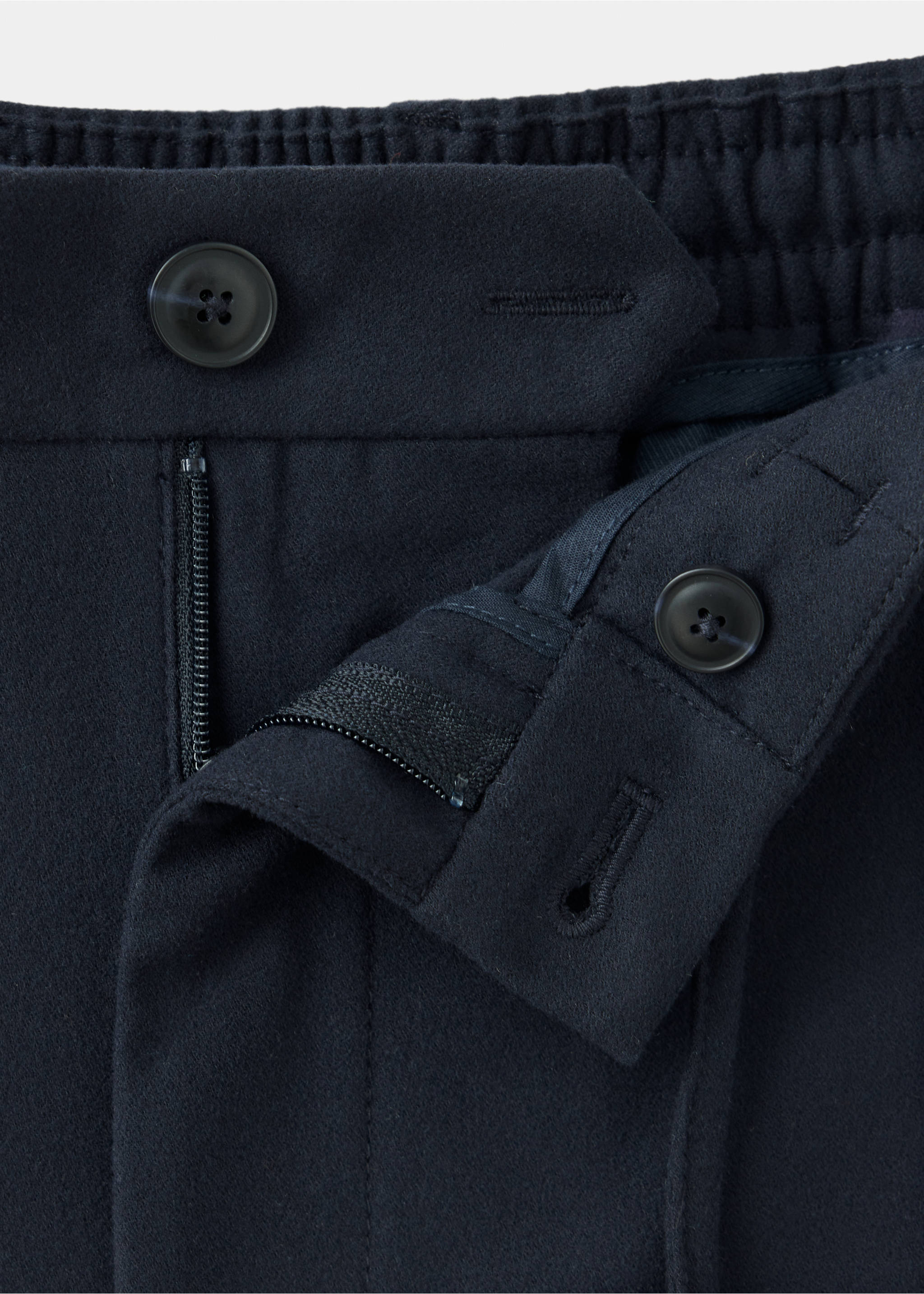 Slim-fit trousers with elastic waist - Details of the article 8, Navy. Ref: 37017903-00.