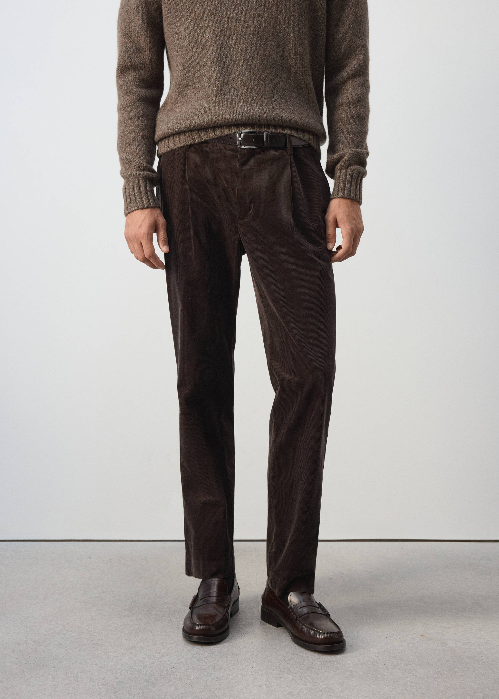 Pantalones de pana plisados en marrón oscuro.