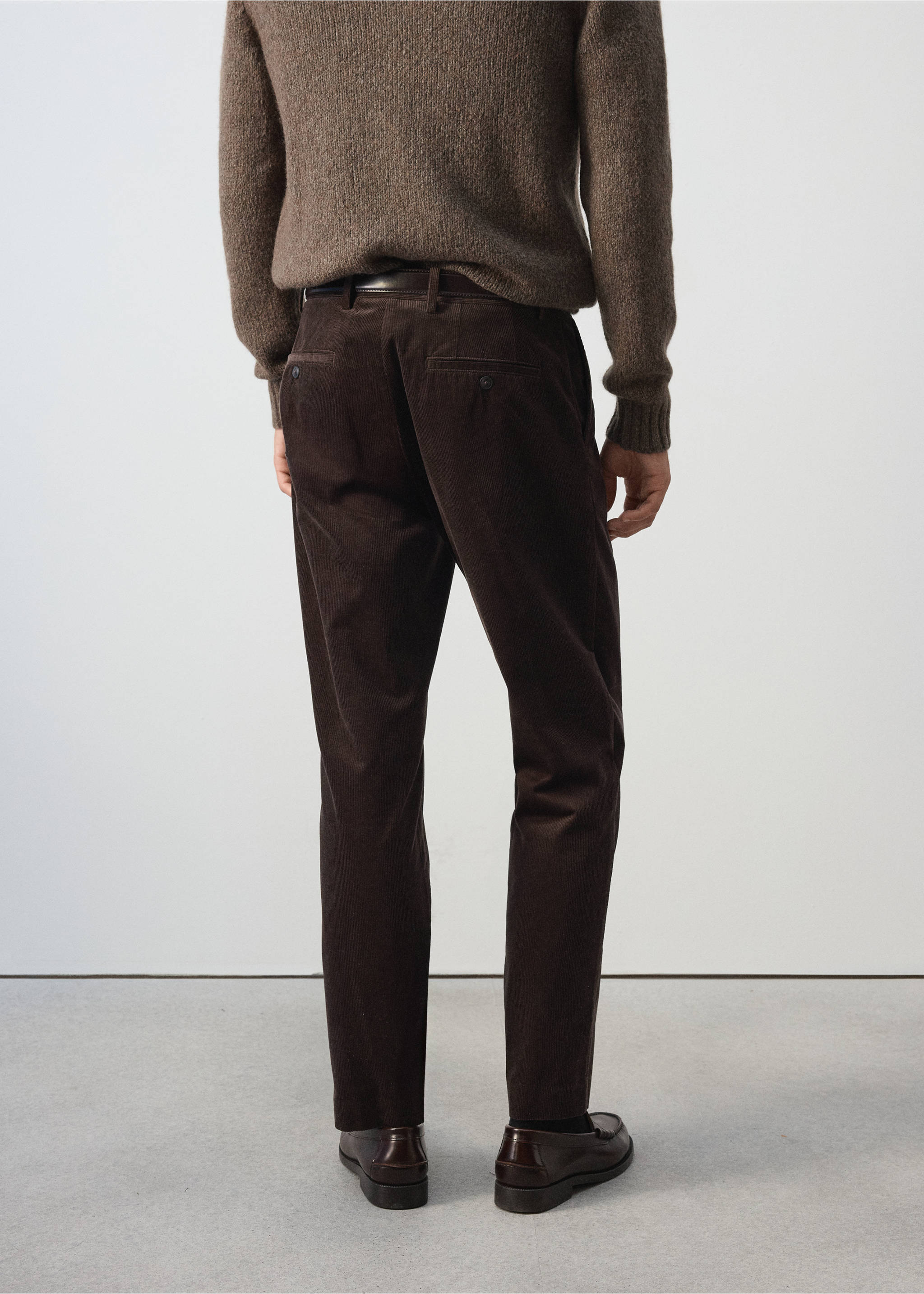 Pantalones de pana en marrón oscuro vistos desde atrás, con trabillas y bolsillos traseros con botón., Chocolate. Ref: 37017904-00.