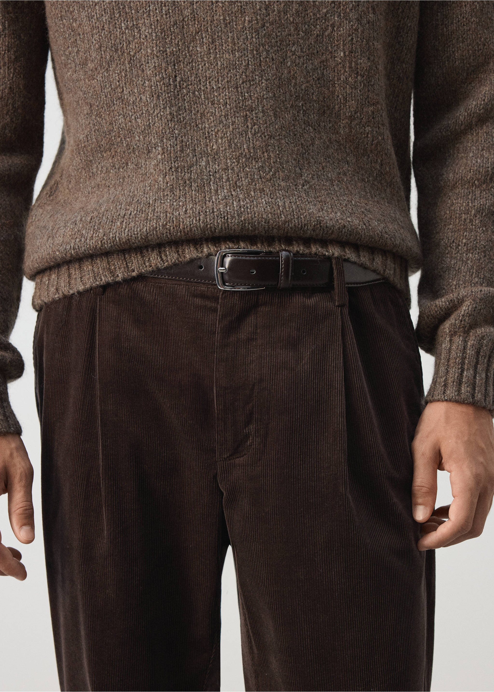 Pantalones de pana plisados en marrón oscuro combinados con un cinturón de piel y un jersey de punto marrón., Chocolate. Ref: 37017904-00.