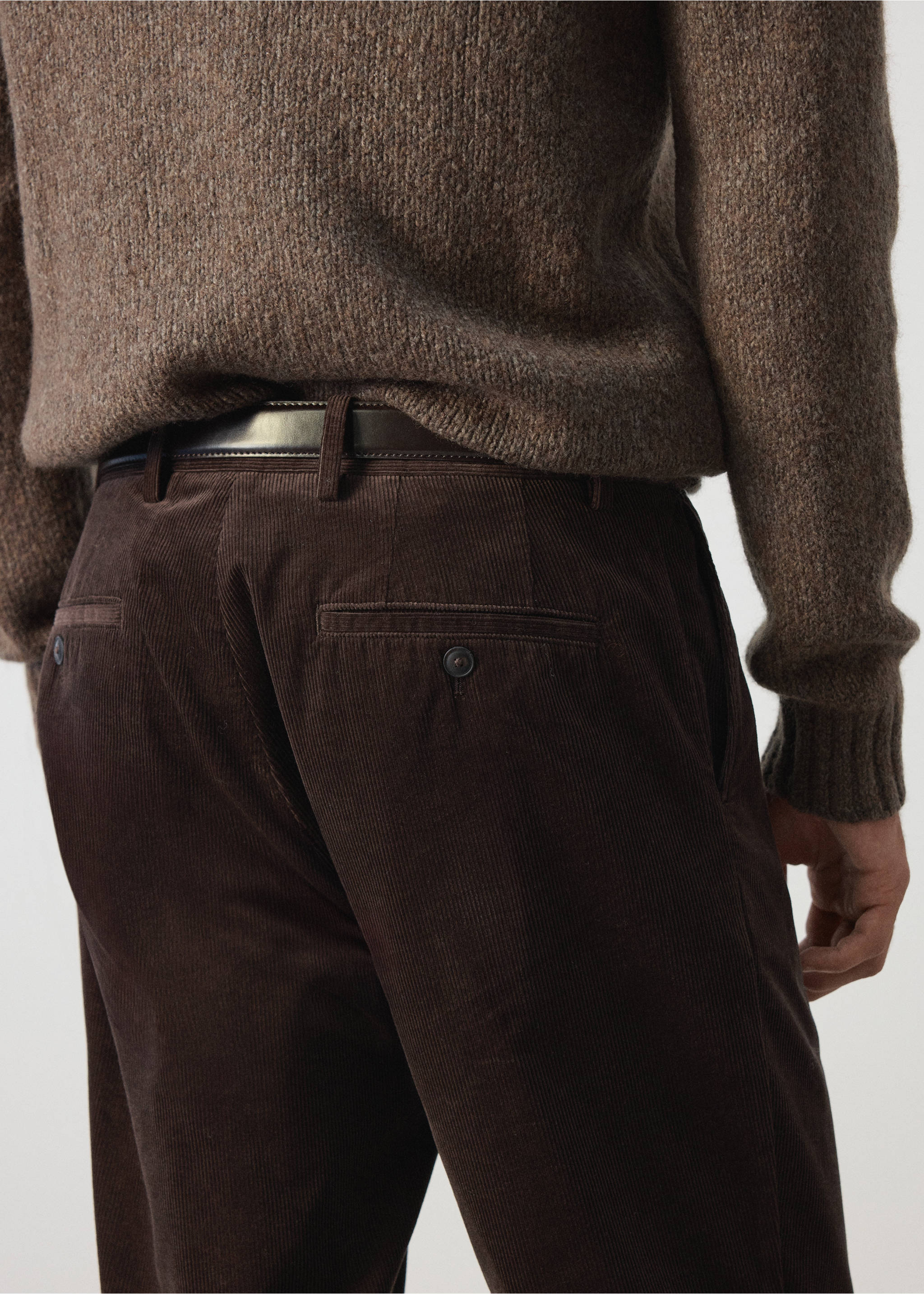 Pantalones de pana en marrón oscuro con bolsillos traseros de botón, vistos desde atrás con un jersey., Chocolate. Ref: 37017904-00.