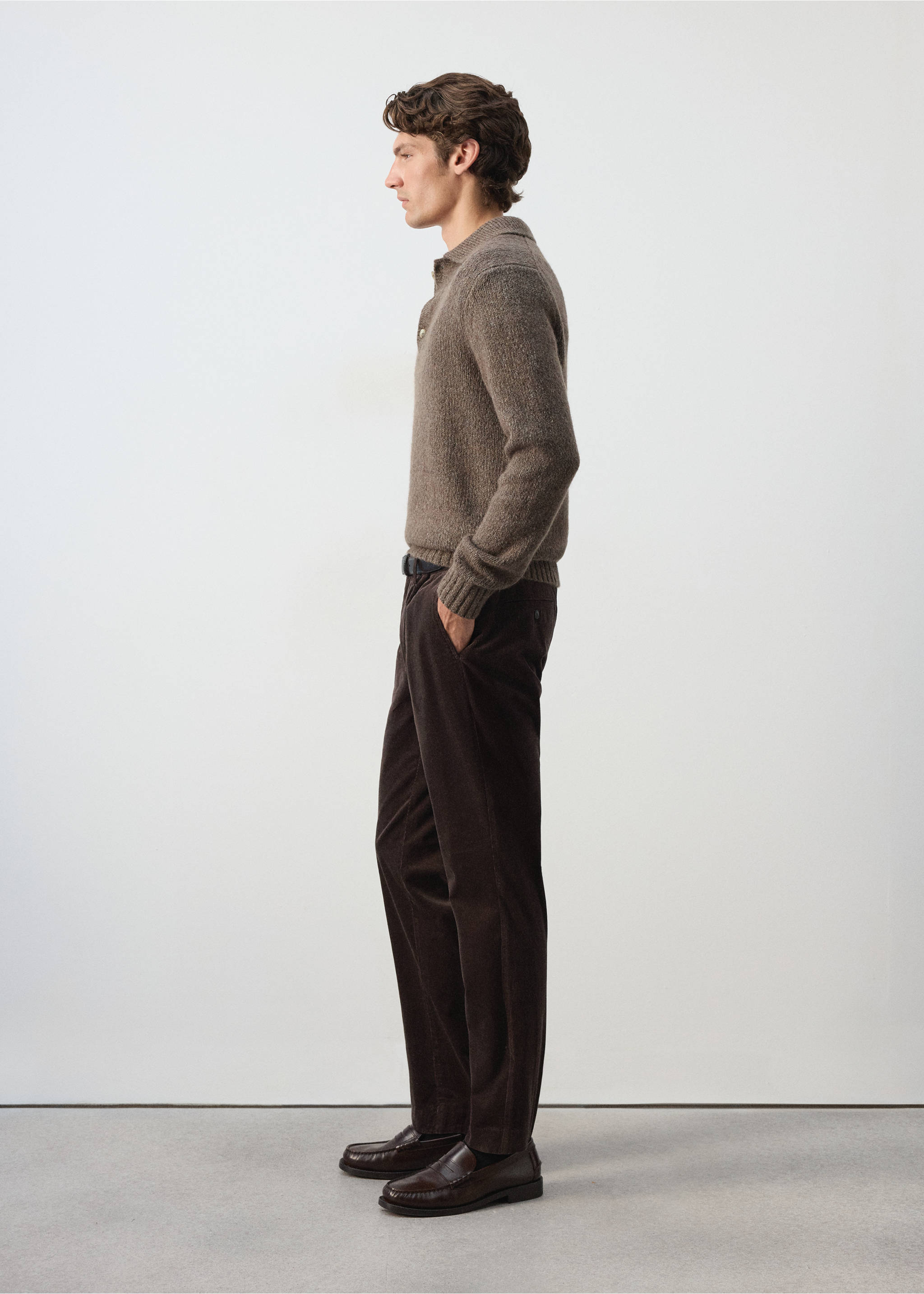 Pantalones de pana de color marrón oscuro combinados con un polo marrón de textura., Chocolate. Ref: 37017904-00.