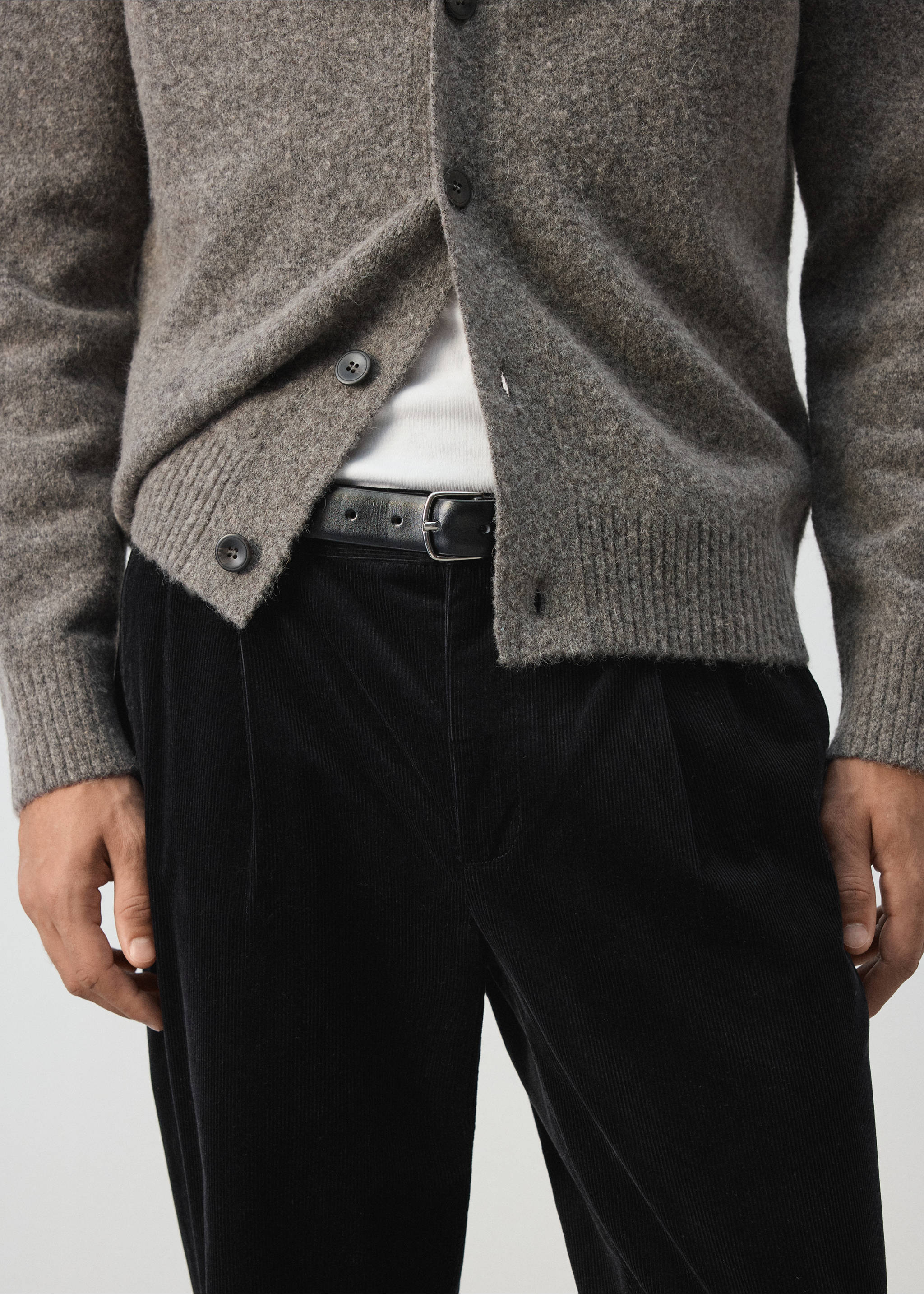 Pantalon regular-fit pinces - Détail de l'article 1, Noir. Ref: 37017904-00.