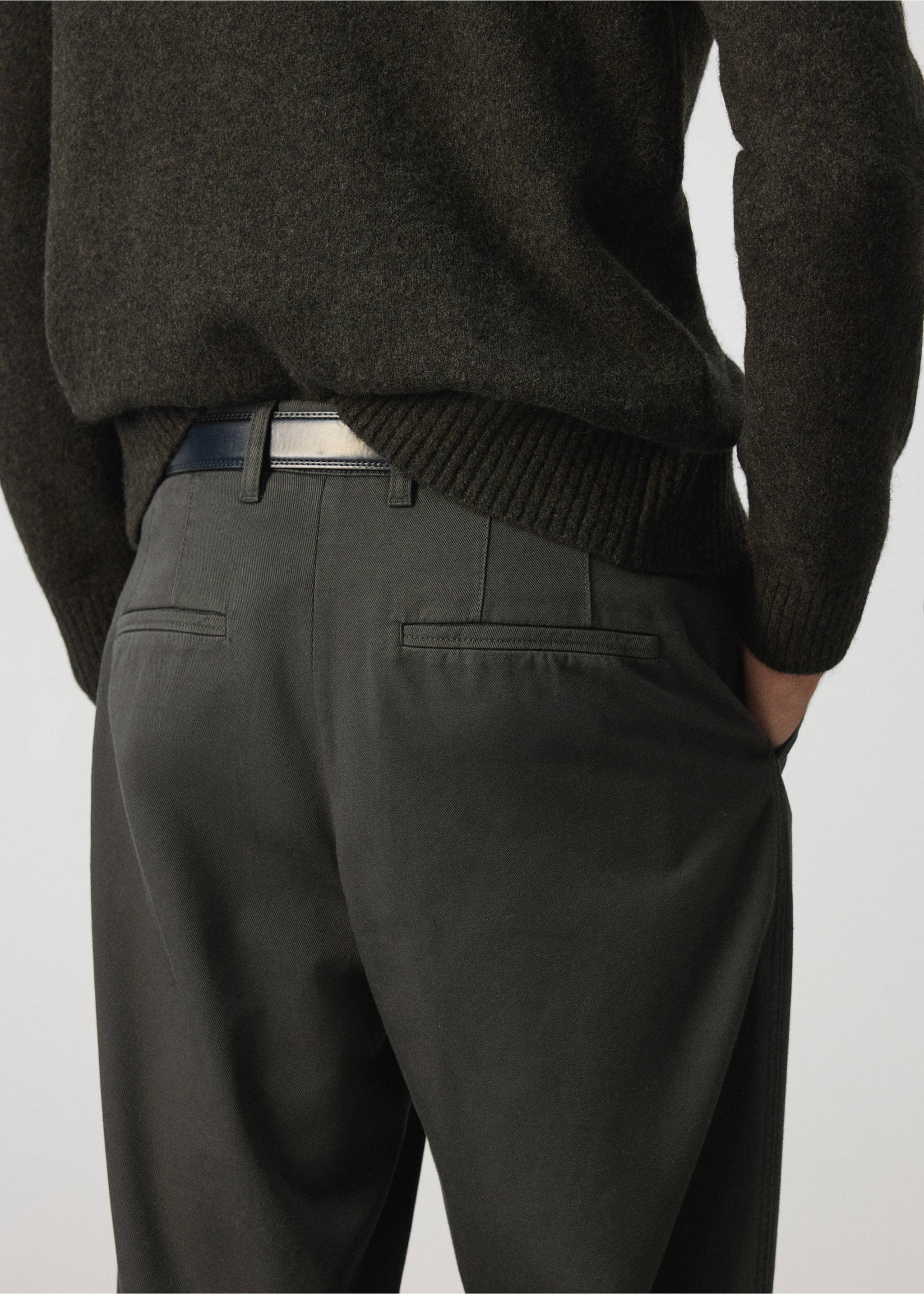 Dark grey trousers with welt back pockets, back view, Coffee. Ref: 37017905-00.