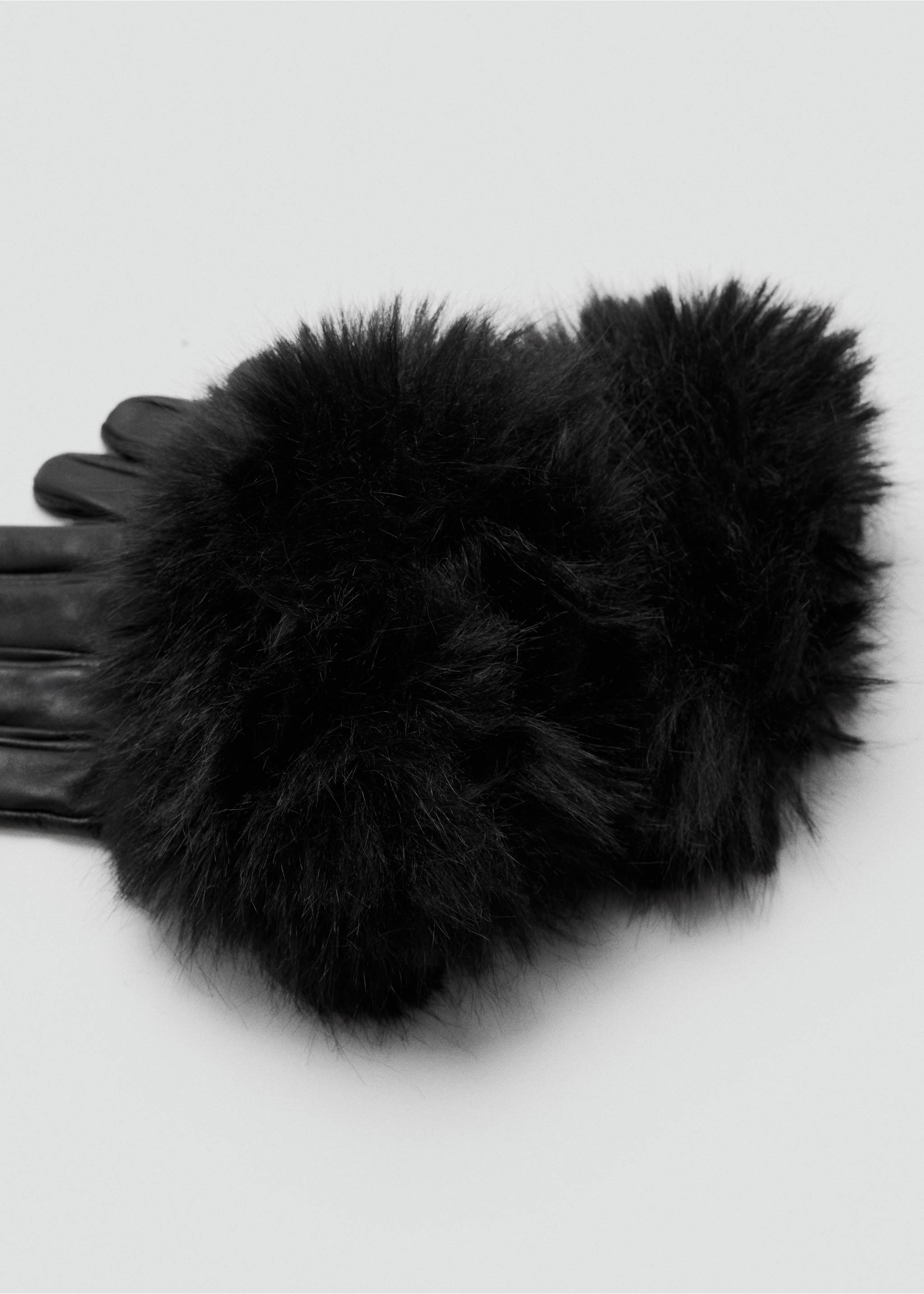 Black leather gloves with fluffy faux-fur cuffs, detail view., Black. Ref: 37017910-00.