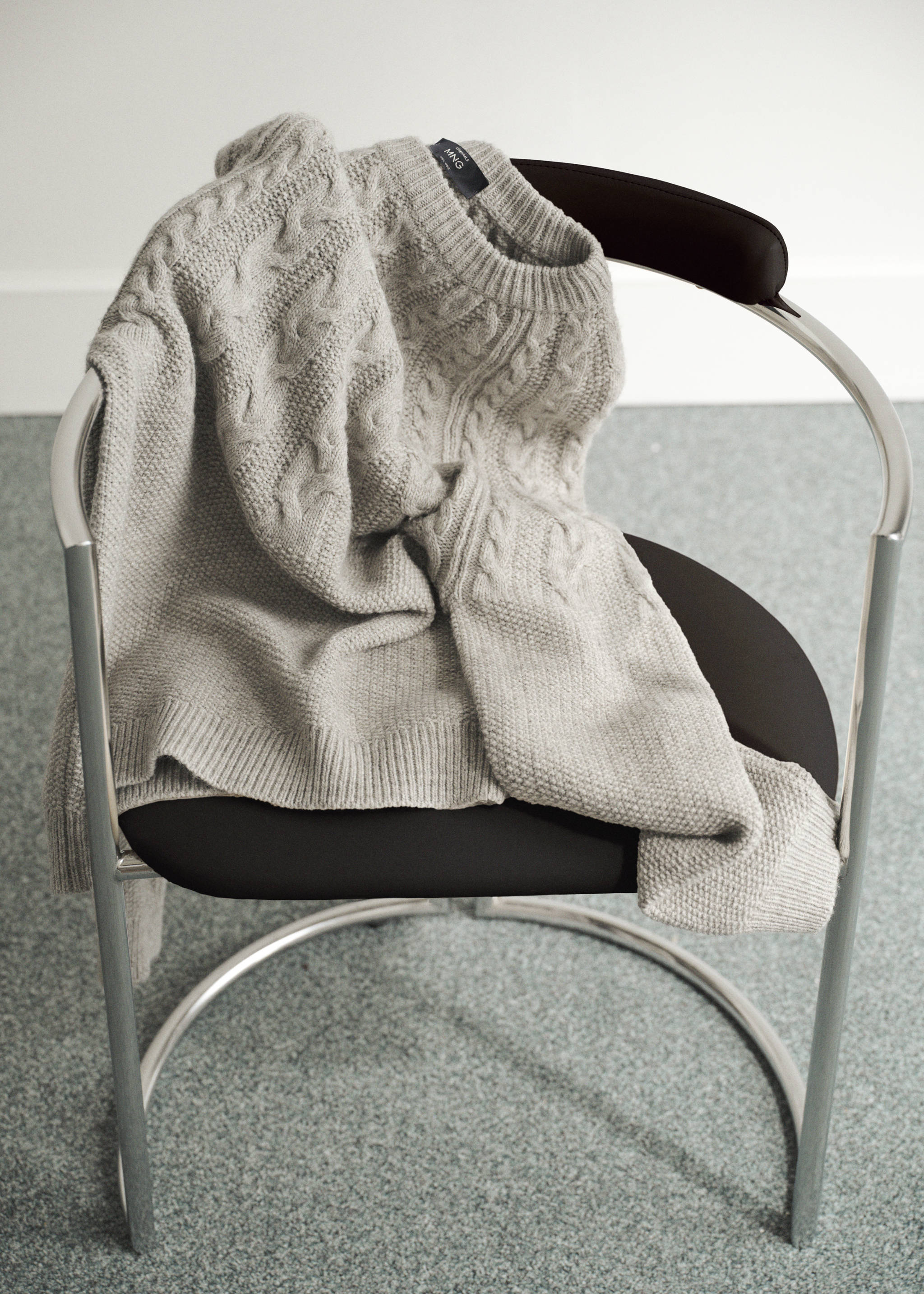 Cable-knit wool-blend jumper - Details of the article 6, Light/Pastel Grey. Ref: 37017911-00.