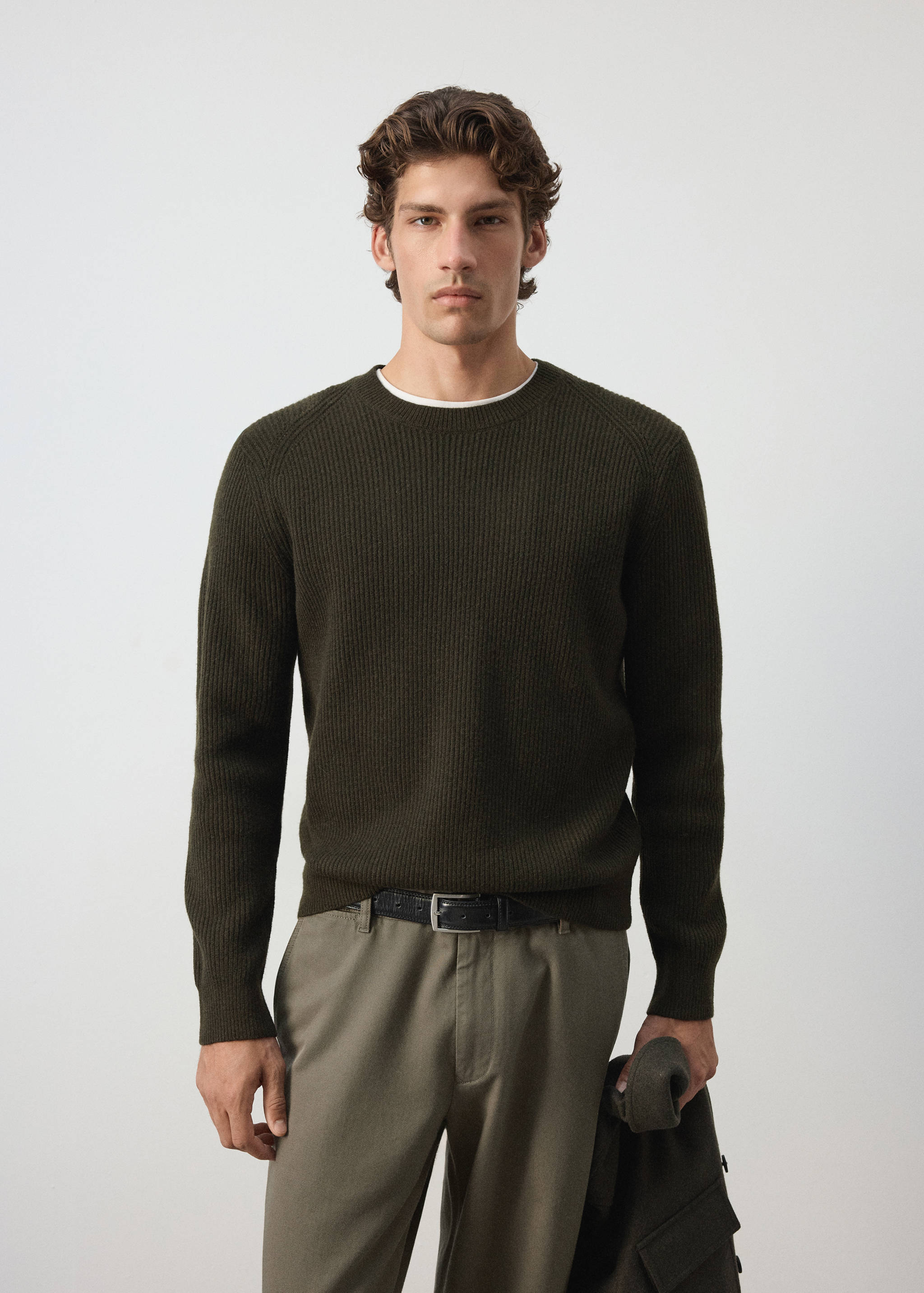 Knitted ribbed sweater - Medium plane