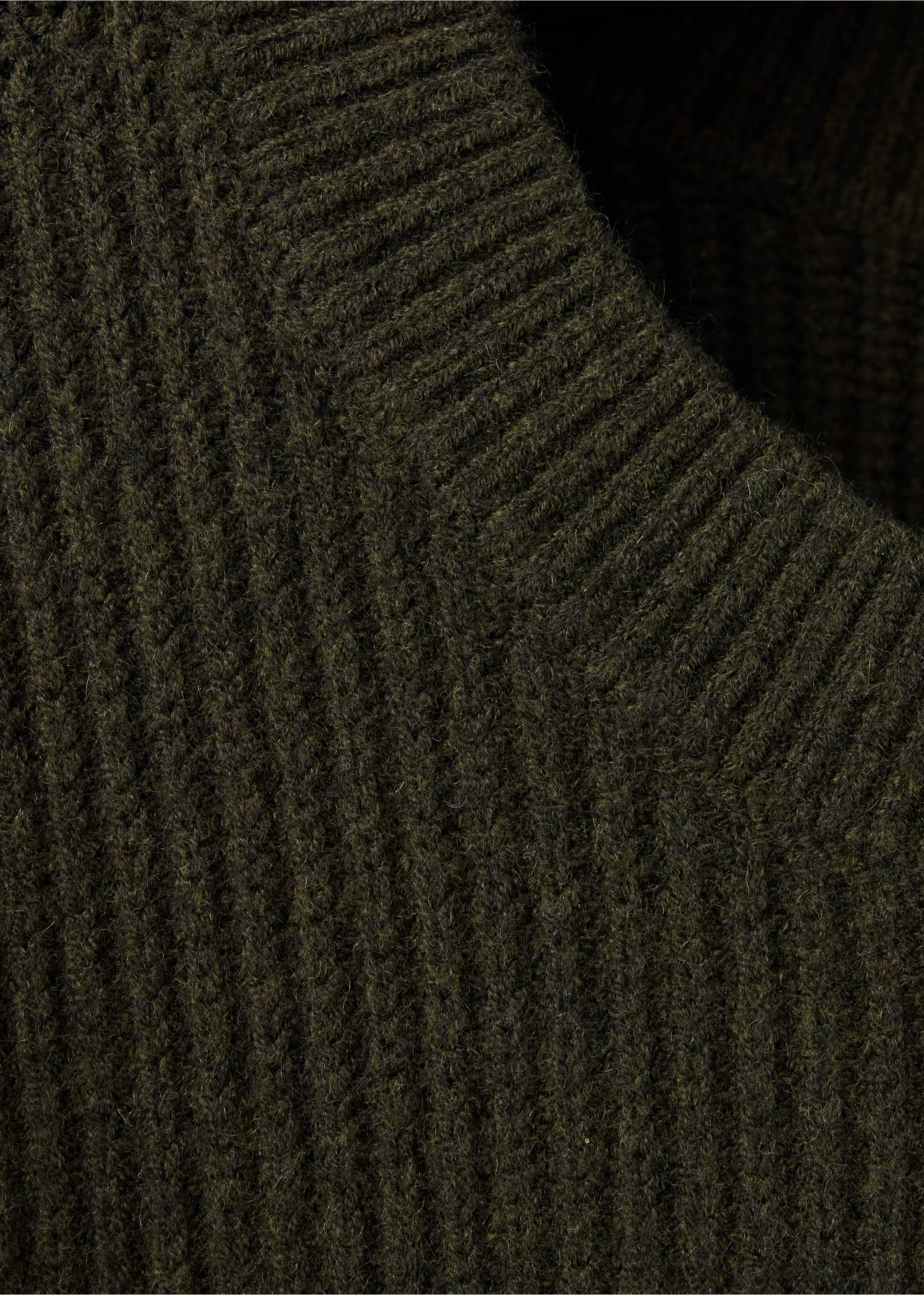 Close-up of a dark green ribbed knit jersey crew neckline., Khaki. Ref: 37017919-00.