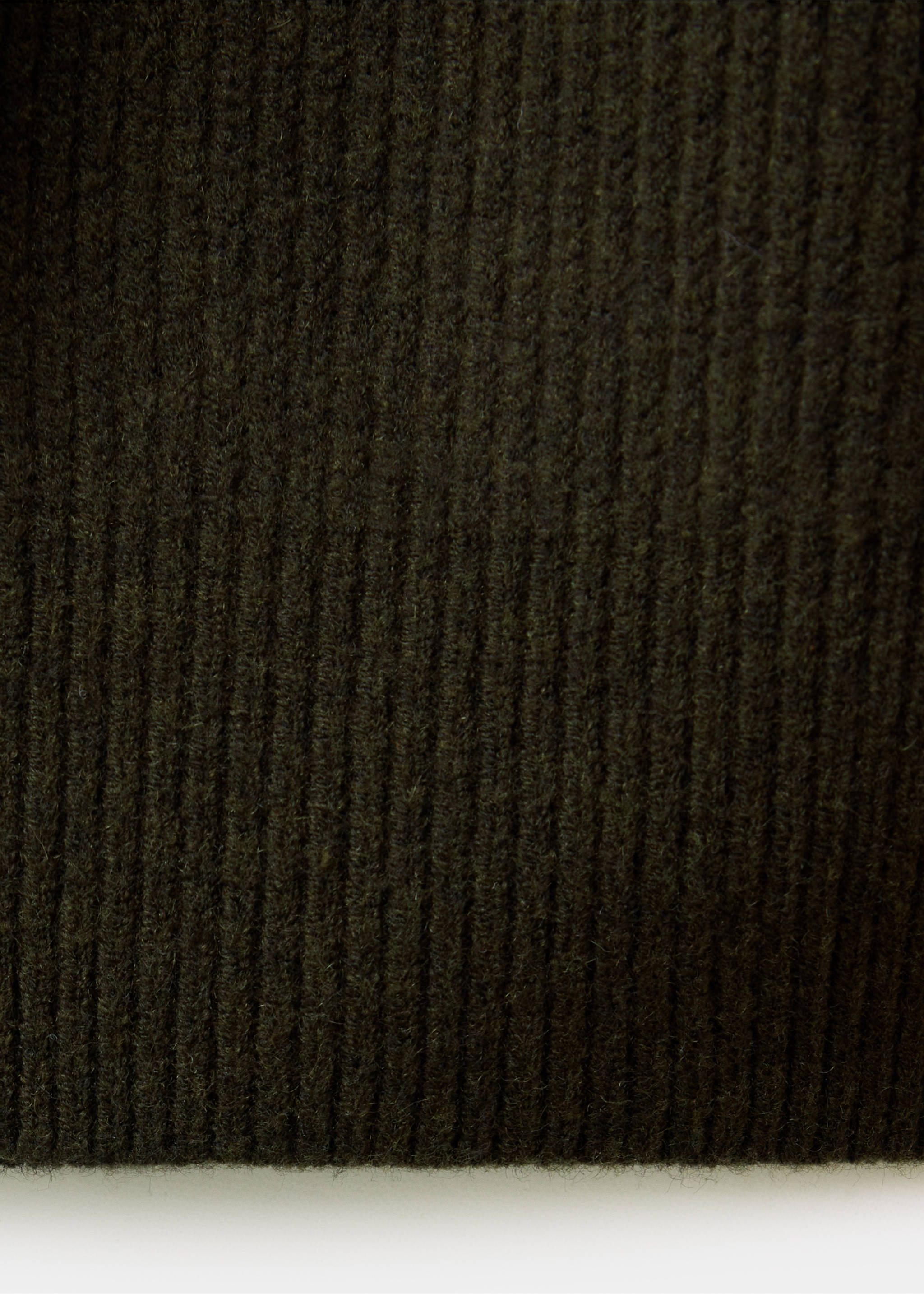 Close-up of the dark green ribbed knit fabric texture on a men's jersey., Khaki. Ref: 37017919-00.
