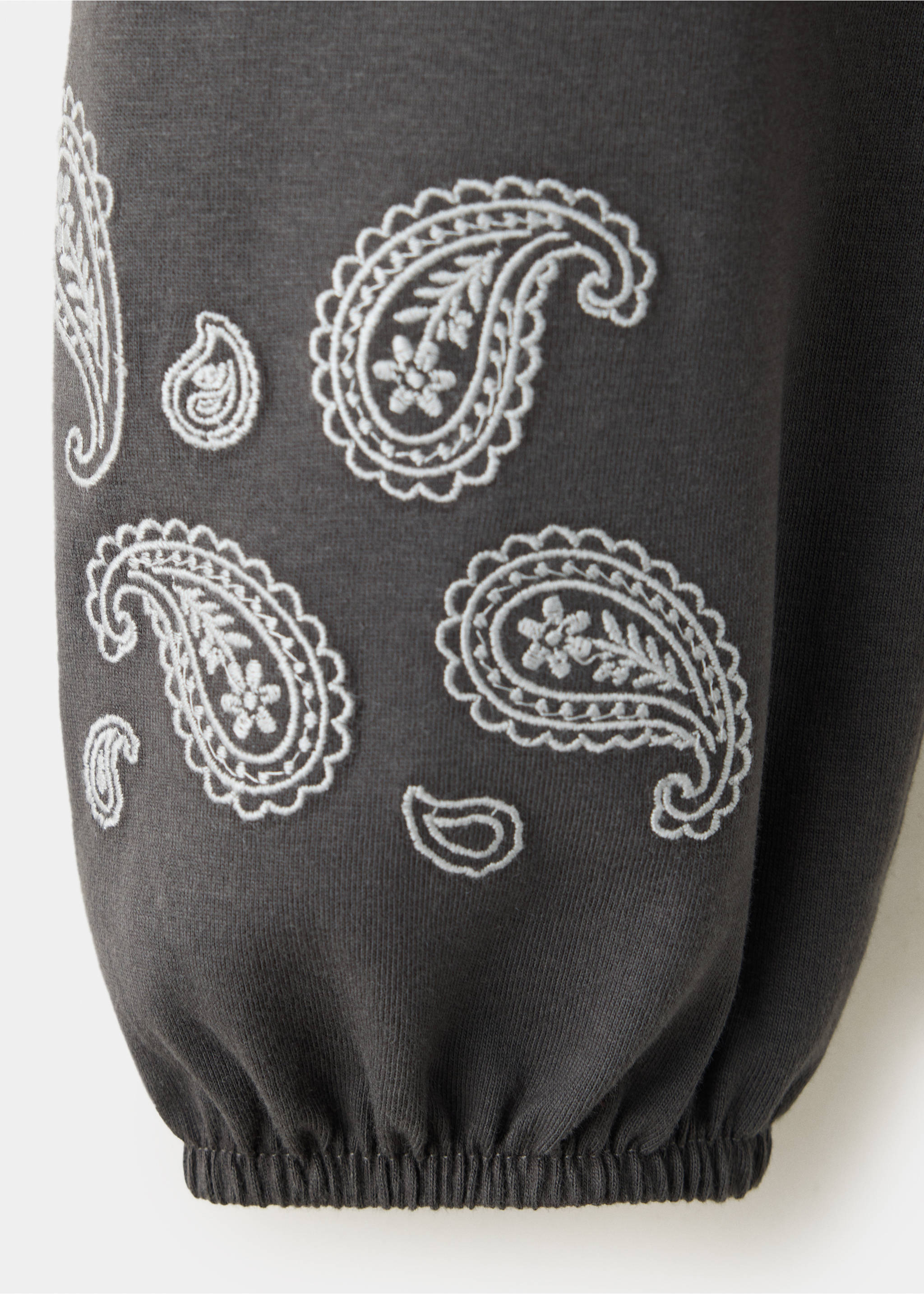 Camiseta algodón detalles bordados - Detalle del artículo 8, Gris antracita. Ref: 37017931-00.