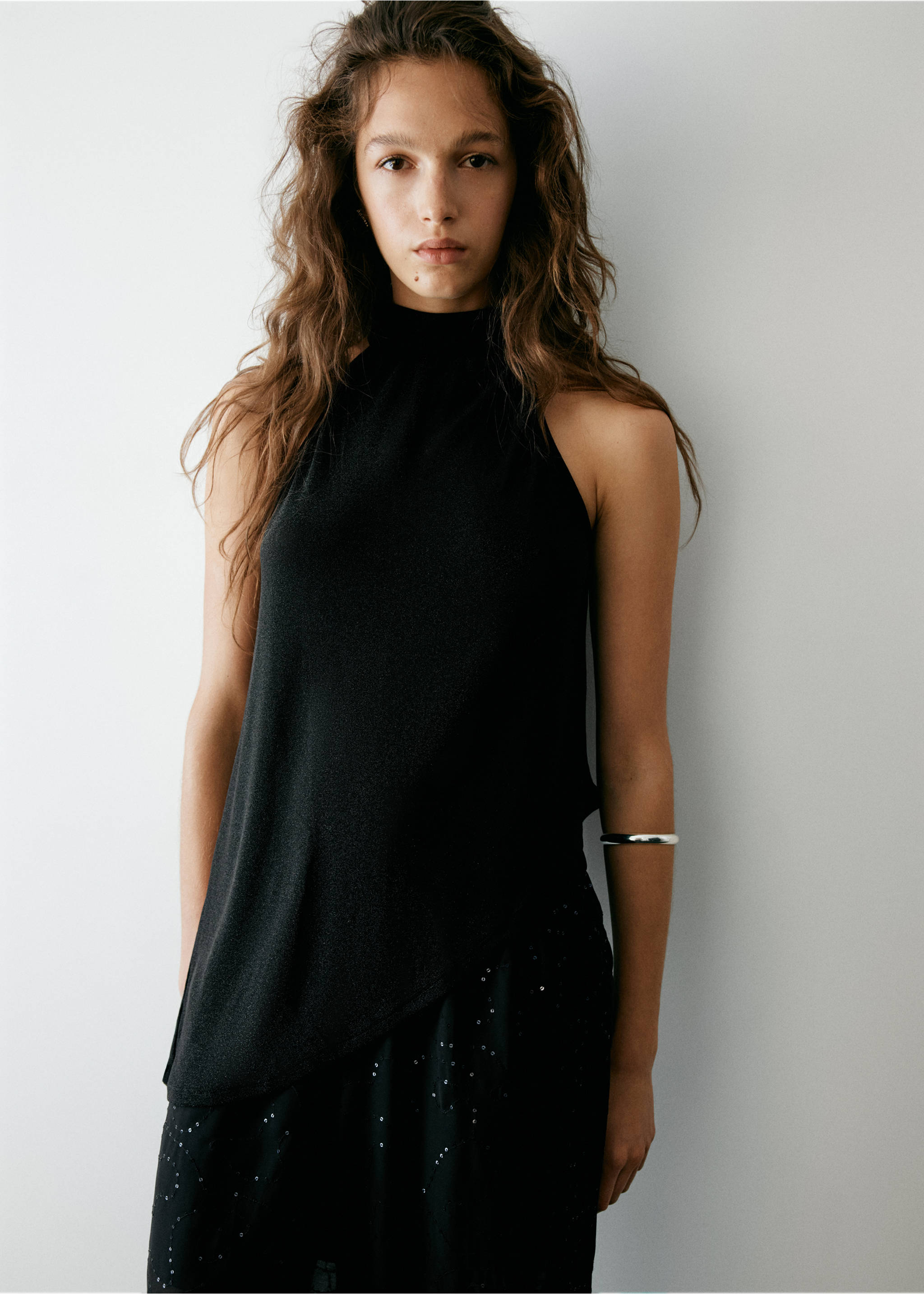 Asymmetrisches Neckholder-Top - Mittlere Ansicht, Schwarz. Ref: 37017932-00.