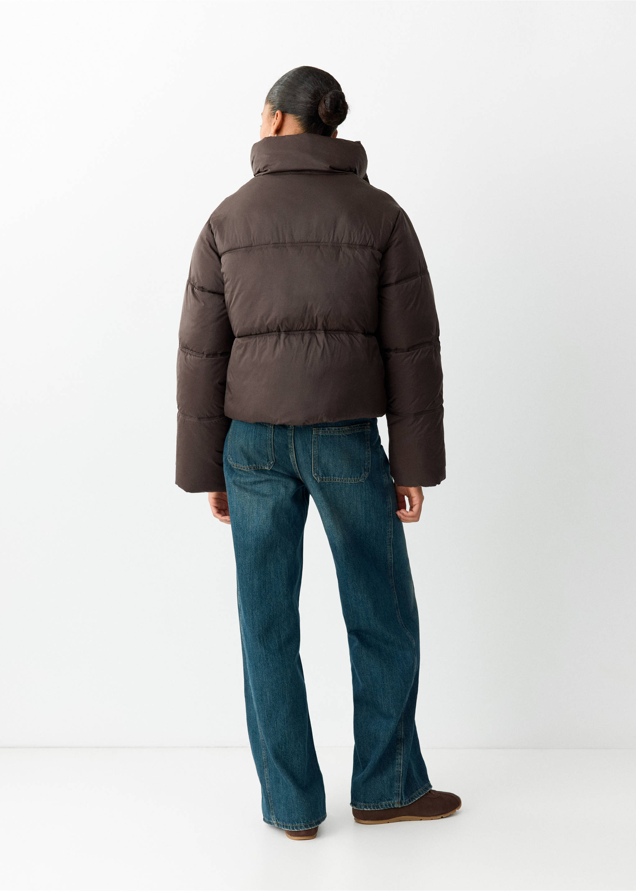 Dark brown quilted anorak seen from the back, paired with blue jeans., Chocolate. Ref: 37018265-00.
