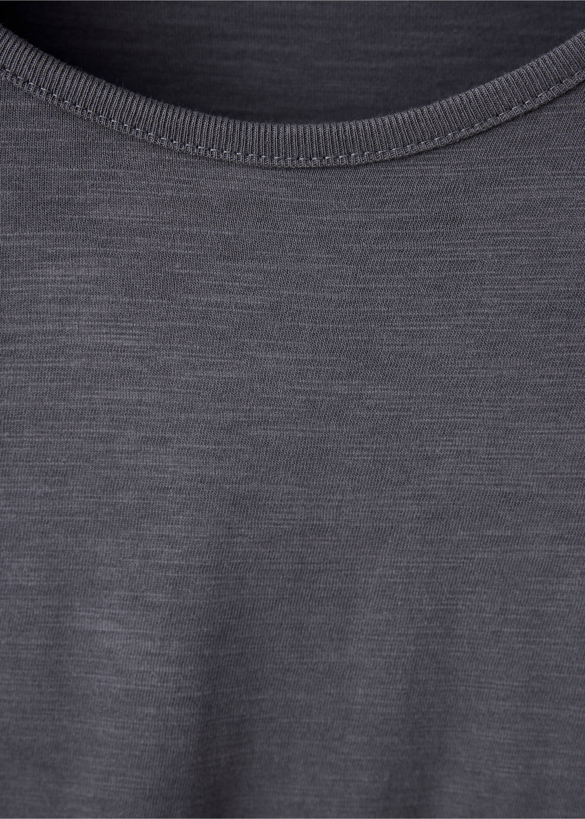 Primer plano de camiseta gris oscuro que muestra el cuello redondo de canalé., Gris antracita. Ref: 37018283-00.