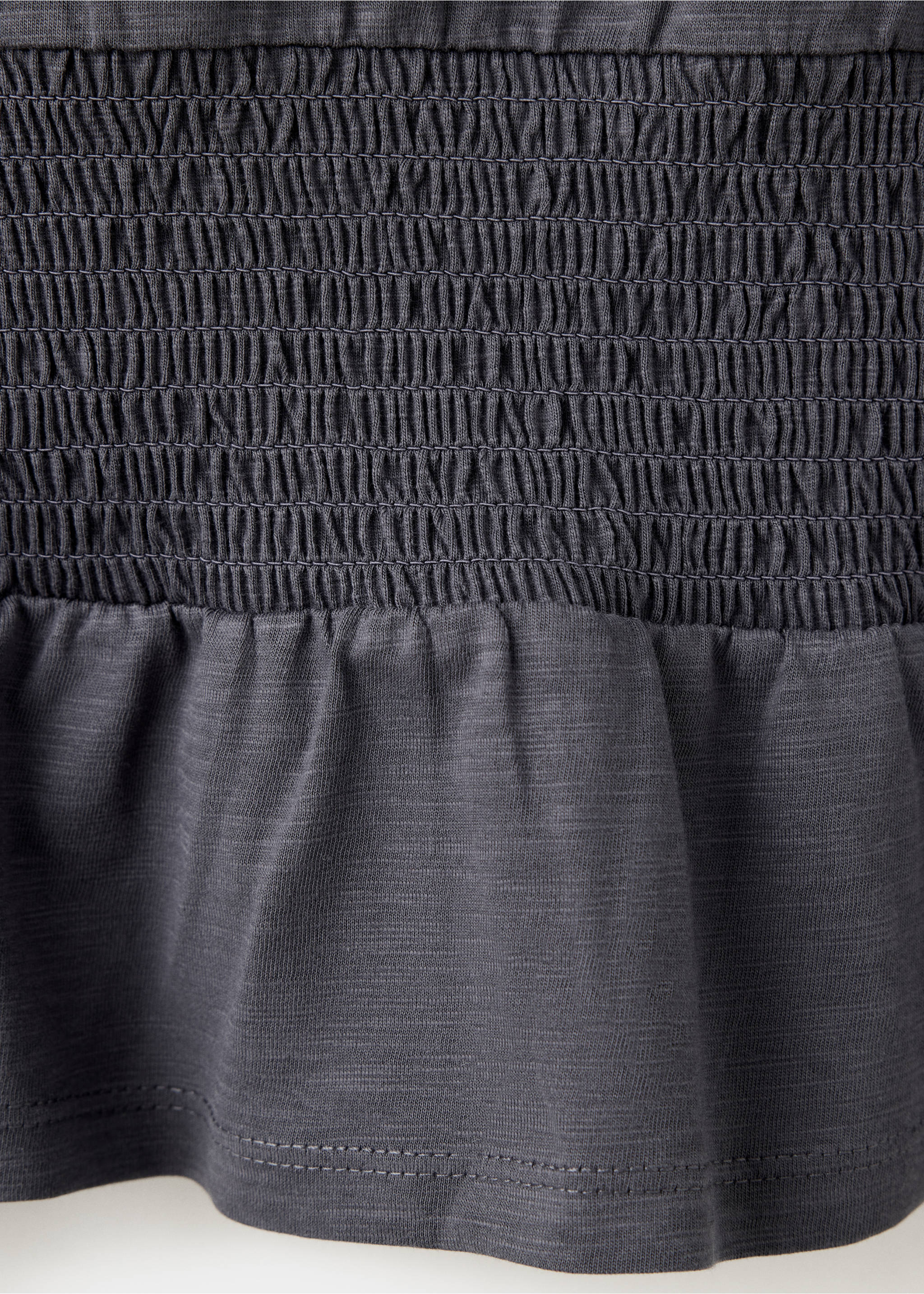 Primer plano del detalle de tejido nido de abeja en una camiseta gris oscuro., Gris antracita. Ref: 37018283-00.