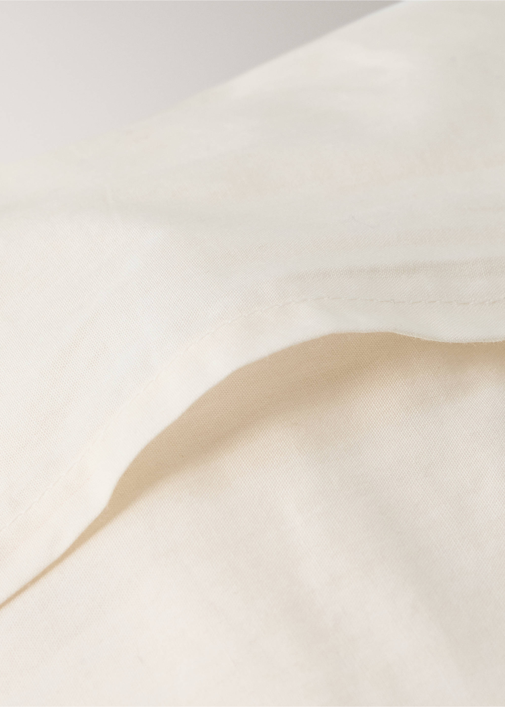 Close-up of a beige cushion showing fabric detail and seam., Red. Ref: 37018637-00.