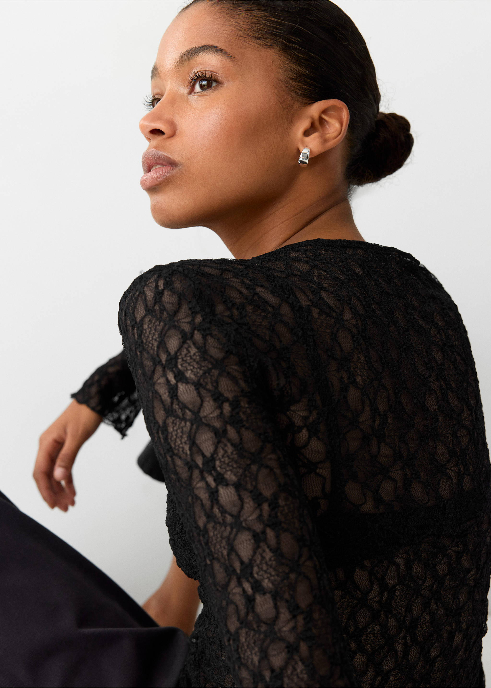 Black lace long-sleeved t-shirt with a fitted silhouette., Black. Ref: 37019123-00.