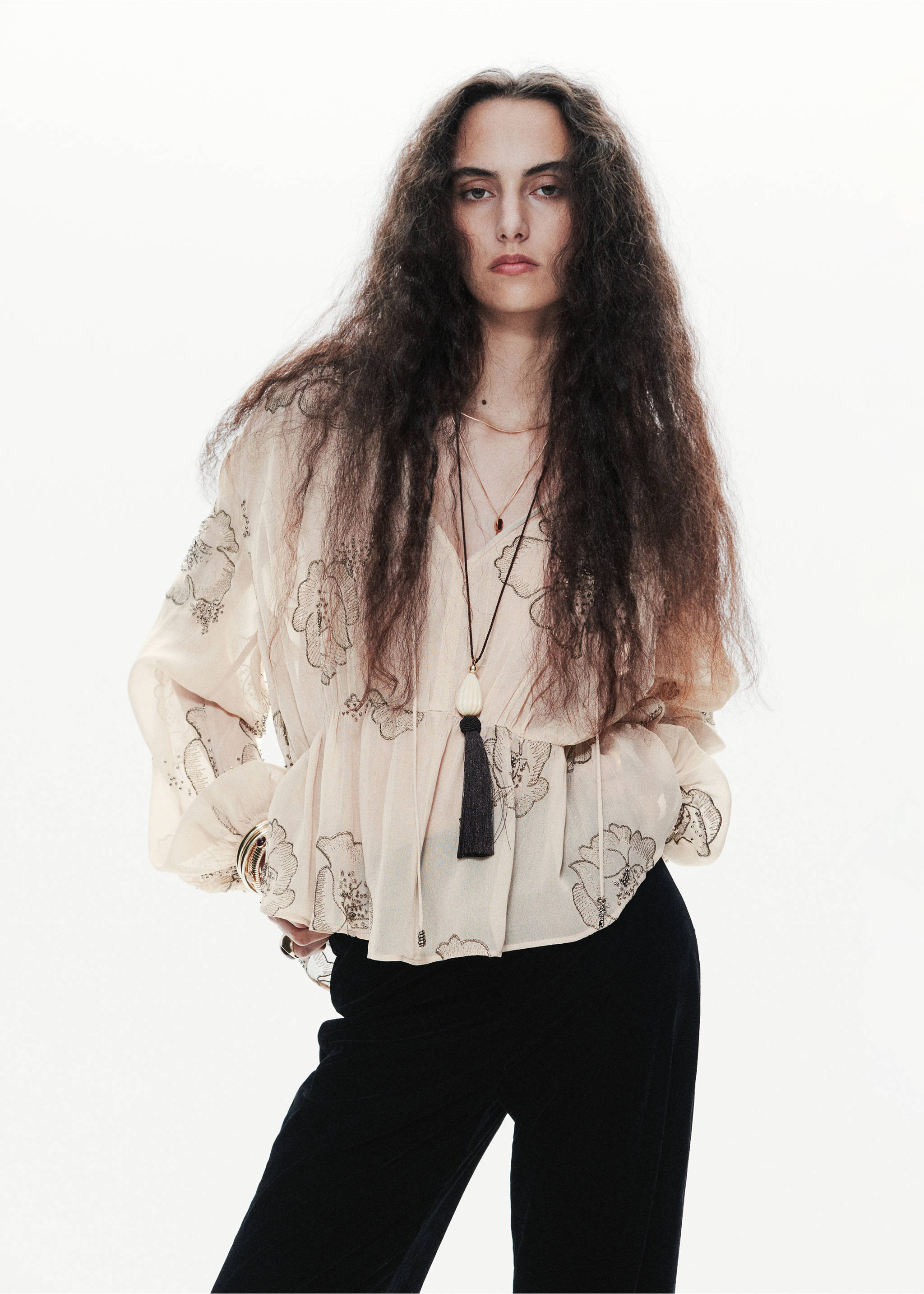 Blusa transparente beige con cuello en V, manga larga abullonada y bordado floral negro., Rosa palo. Ref: 37019124-00.