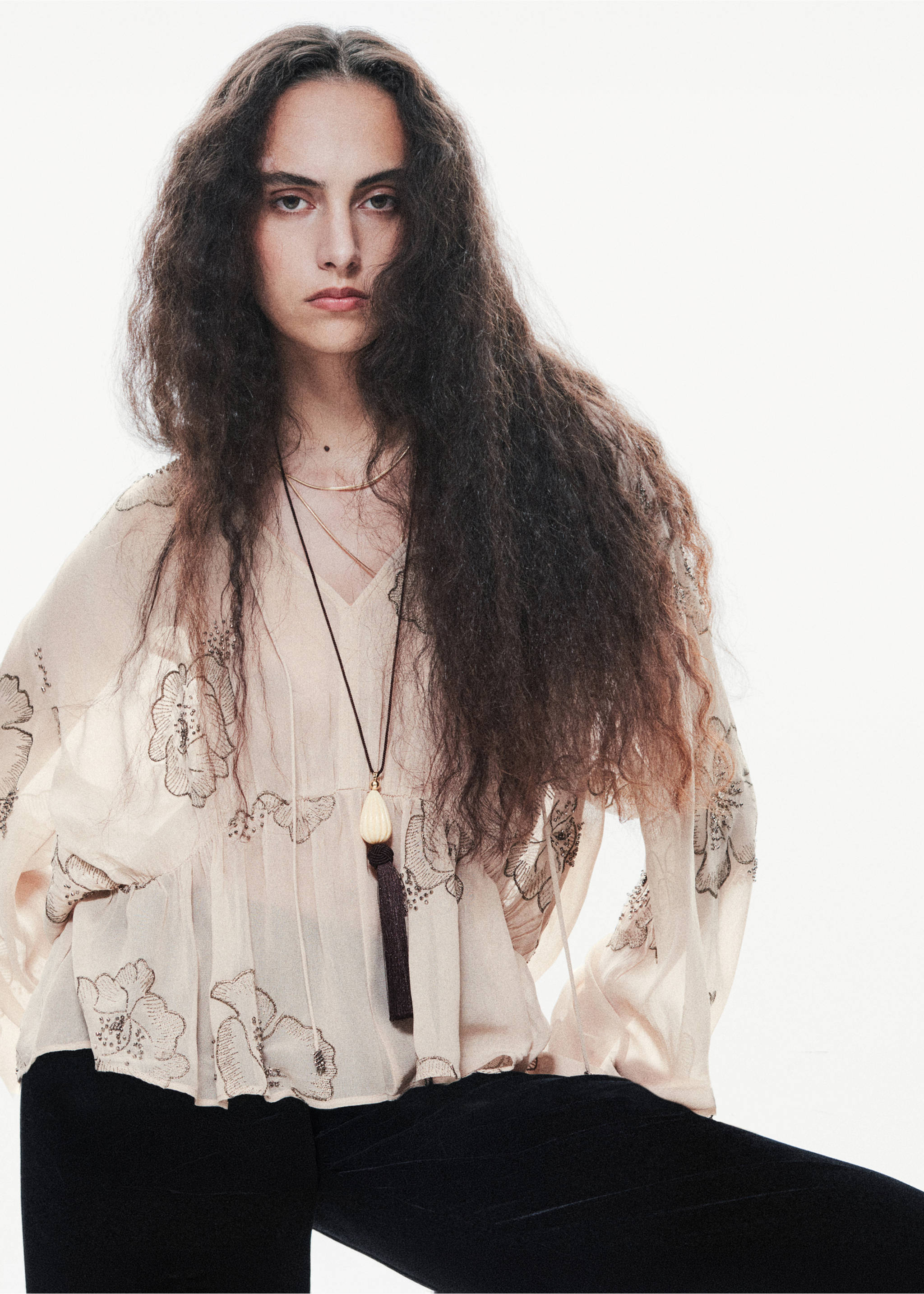 Blusa beige de cuello en V con estampado floral bordado y manga larga., Rosa palo. Ref: 37019124-00.