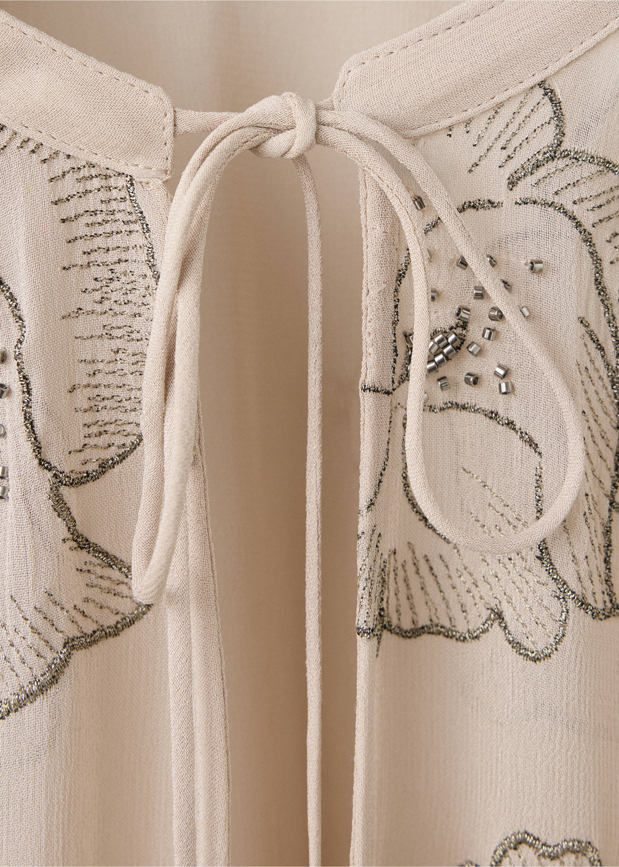 Detalle de blusa beige con bordados plateados y cuentas., Rosa palo. Ref: 37019124-00.