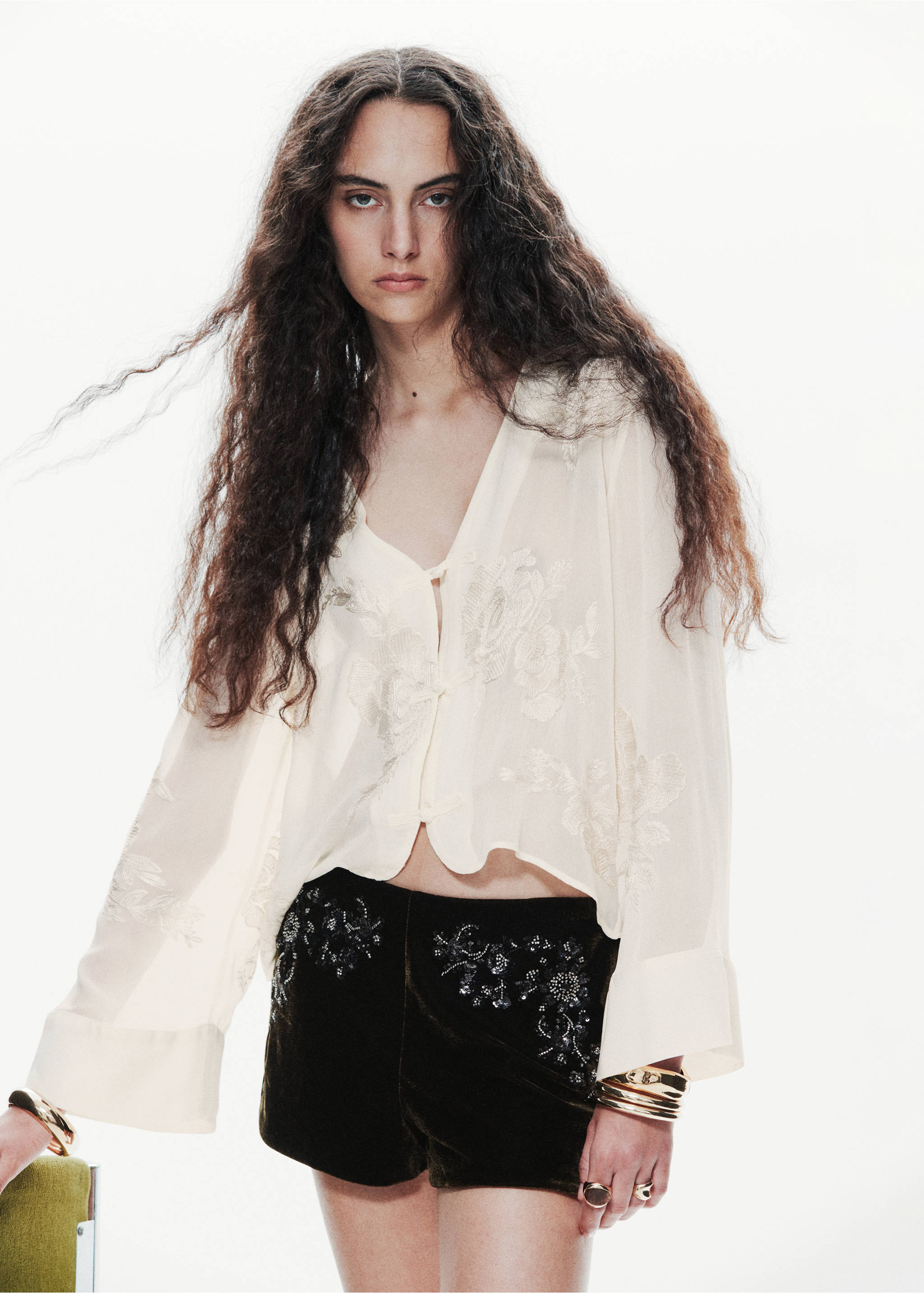 Blusa transparente bordada en color blanco roto con cuello en V y cierre de lazada., Blanco roto. Ref: 37019125-00.