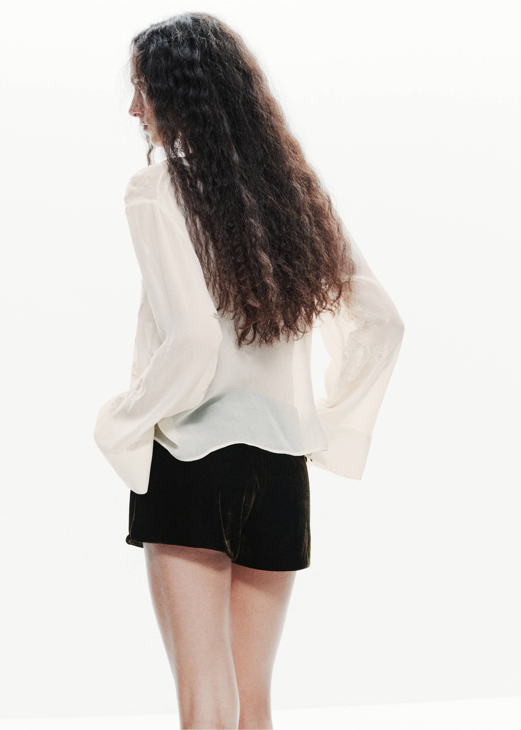 Vista trasera de blusa ligera bordada con mangas ancha y shorts oscuros., Blanco roto. Ref: 37019125-00.