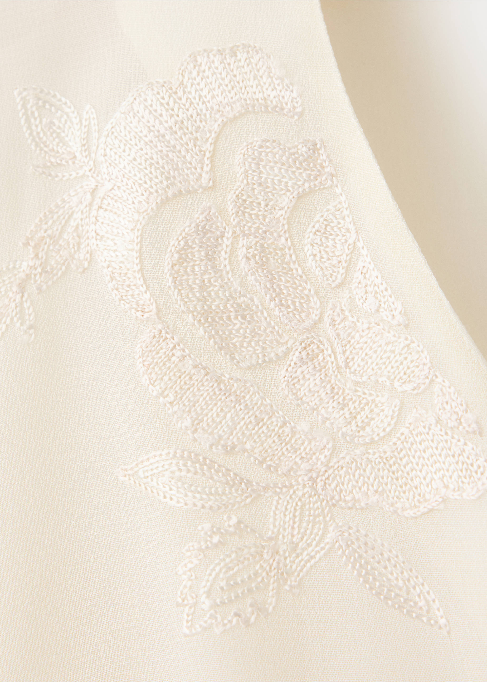 Primer plano del tejido de la blusa en color crudo con bordados florales tonales., Blanco roto. Ref: 37019125-00.
