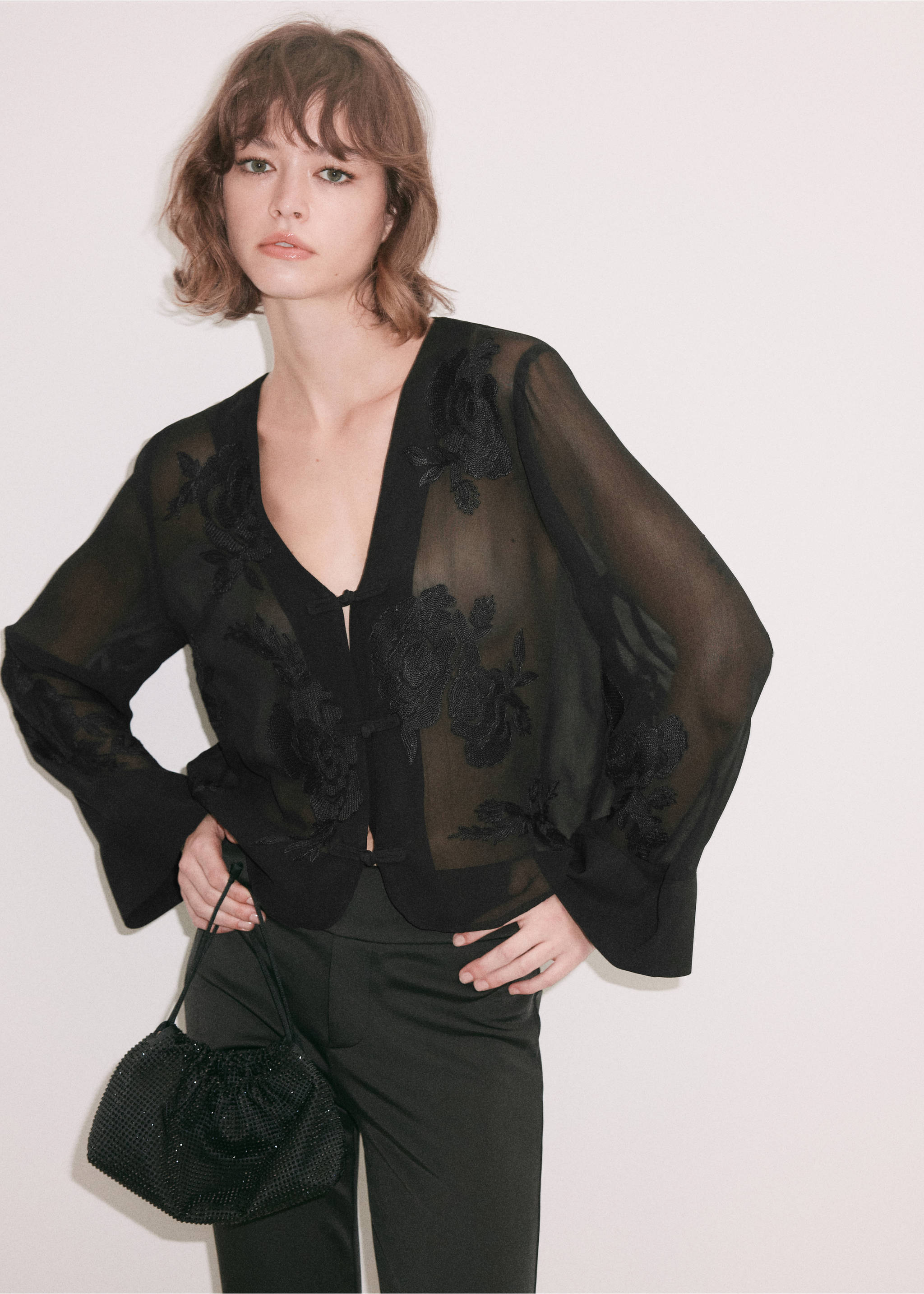 Blusa negra transparente con cuello en V, bordados florales al tono y manga larga., Negro. Ref: 37019125-00.