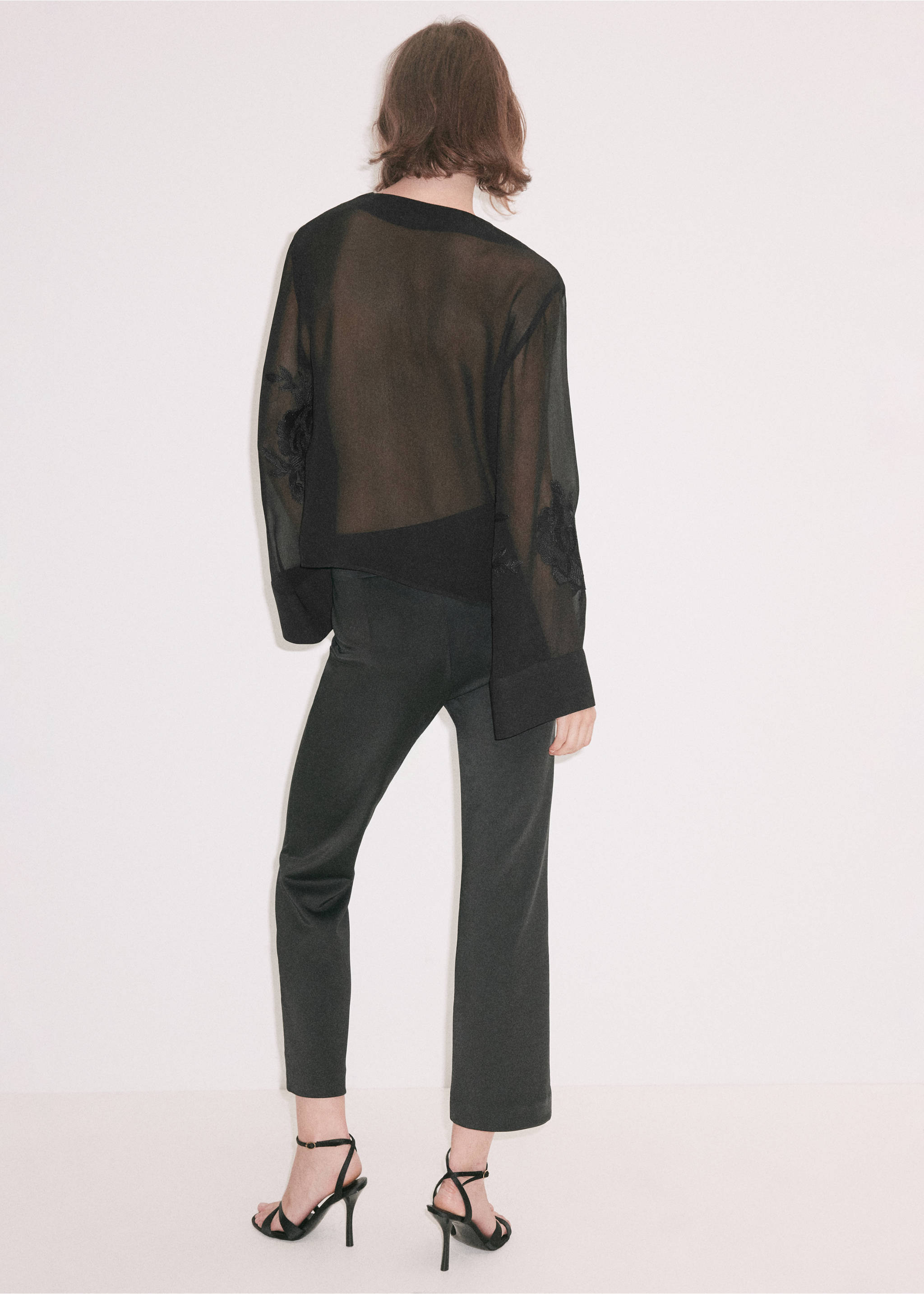 Vista trasera de una blusa negra transparente de manga larga y puños anchos., Negro. Ref: 37019125-00.