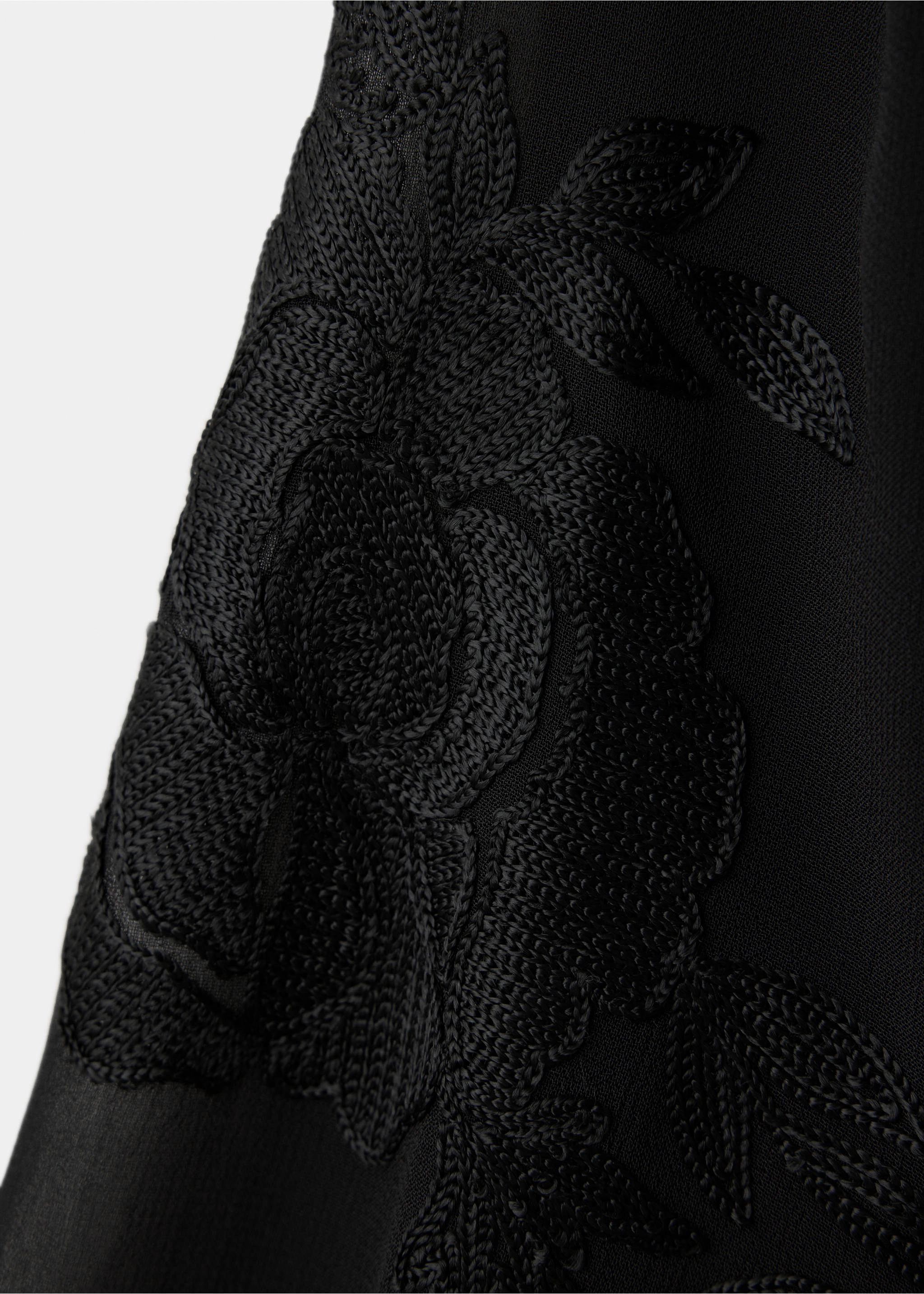 Detalle del tejido de la blusa negra con motivos florales bordados al tono., Negro. Ref: 37019125-00.