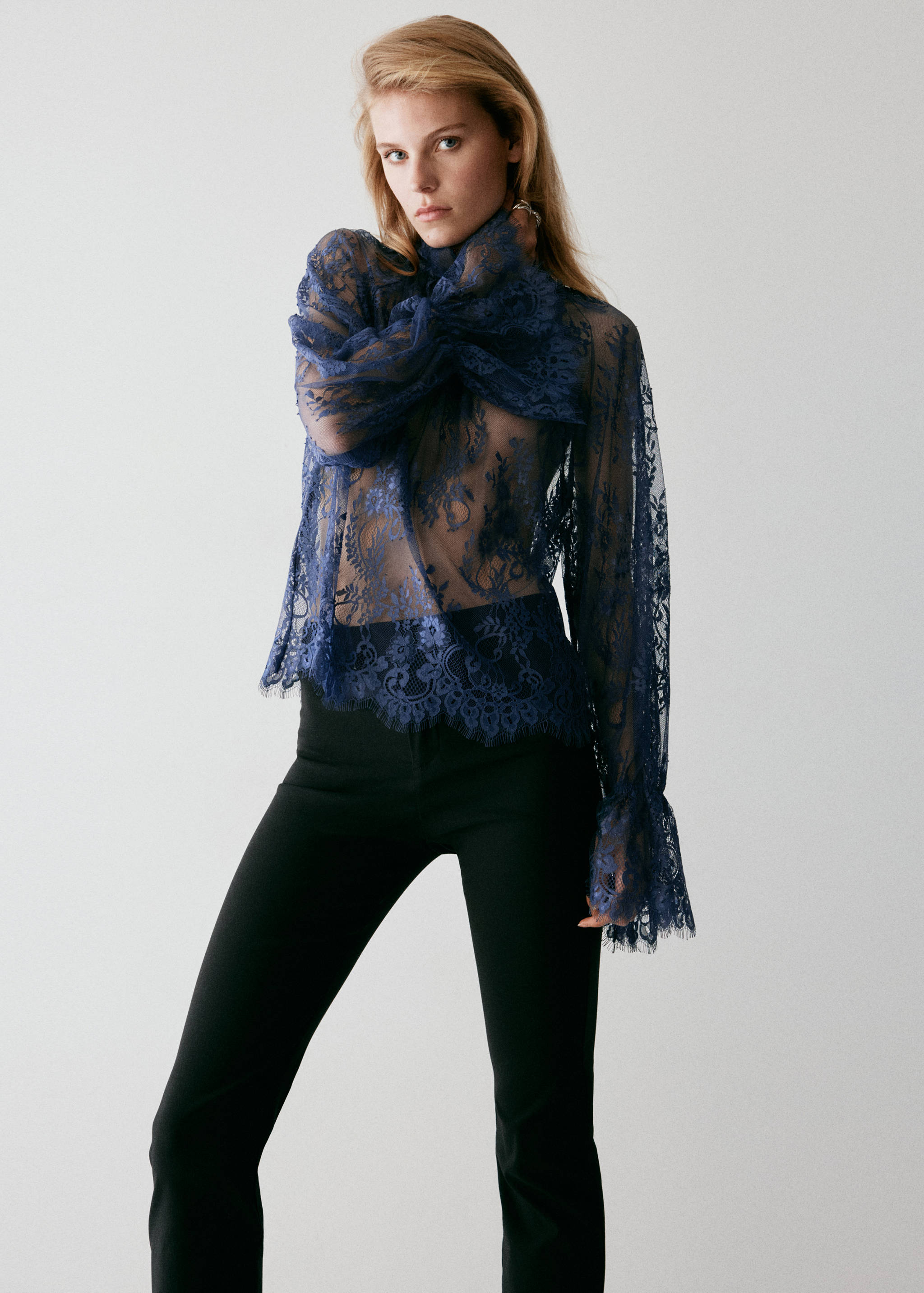 Blouse dentelle fleurie - Plan moyen