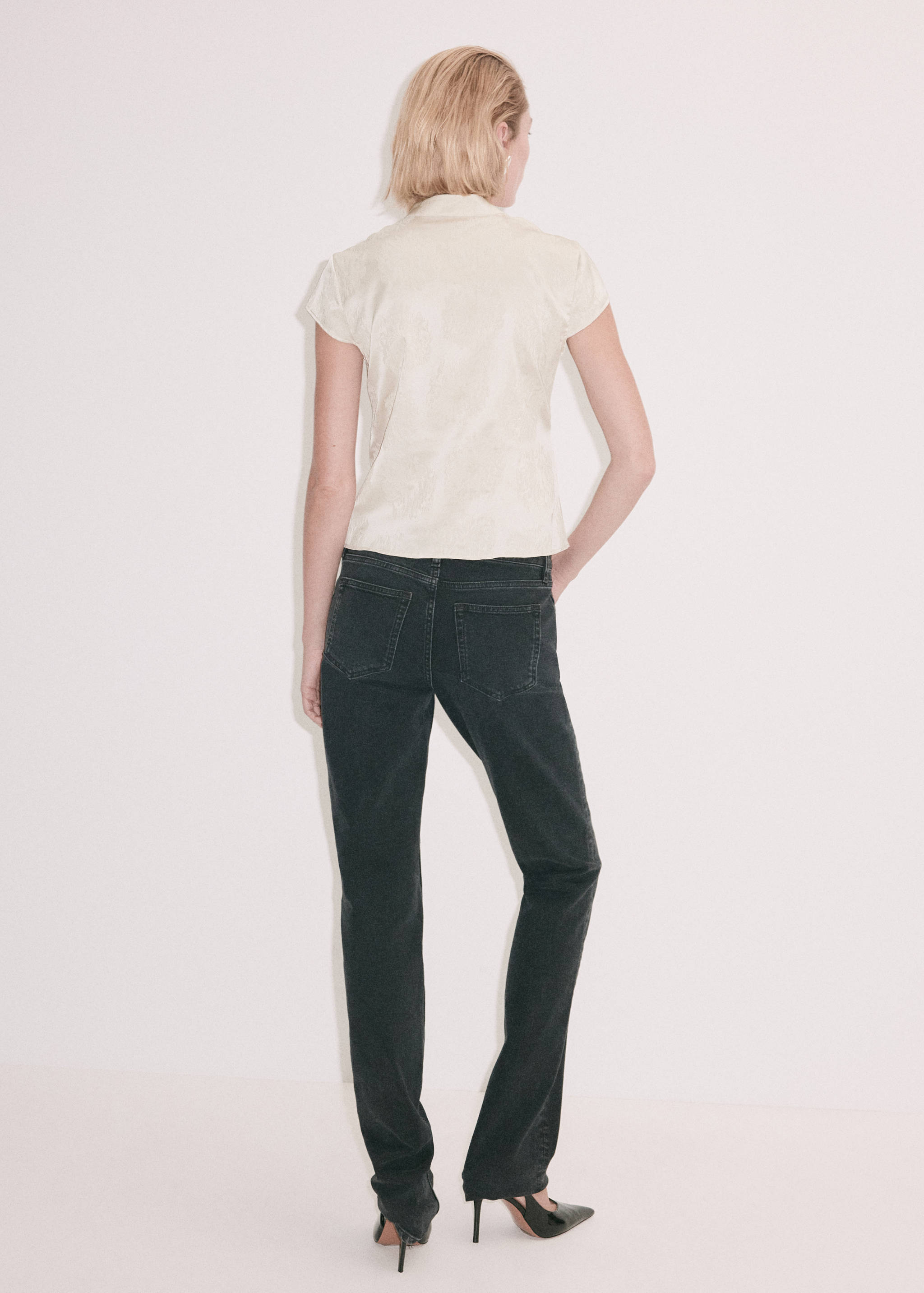 Blusa de manga corta estampada en tono claro, vista de espalda.