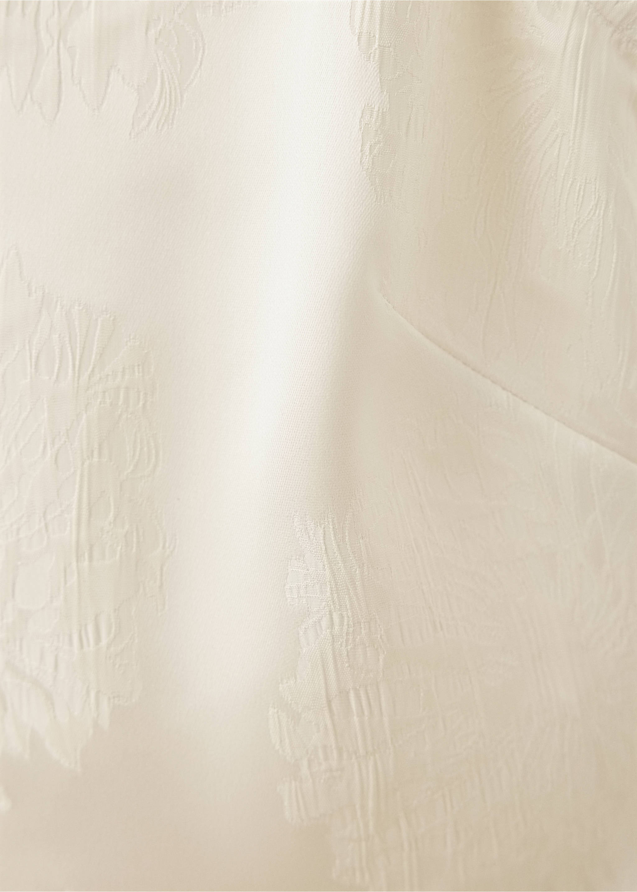 Primer plano del tejido de la blusa blanca con patrón floral texturizado., Crudo. Ref: 37019128-00.