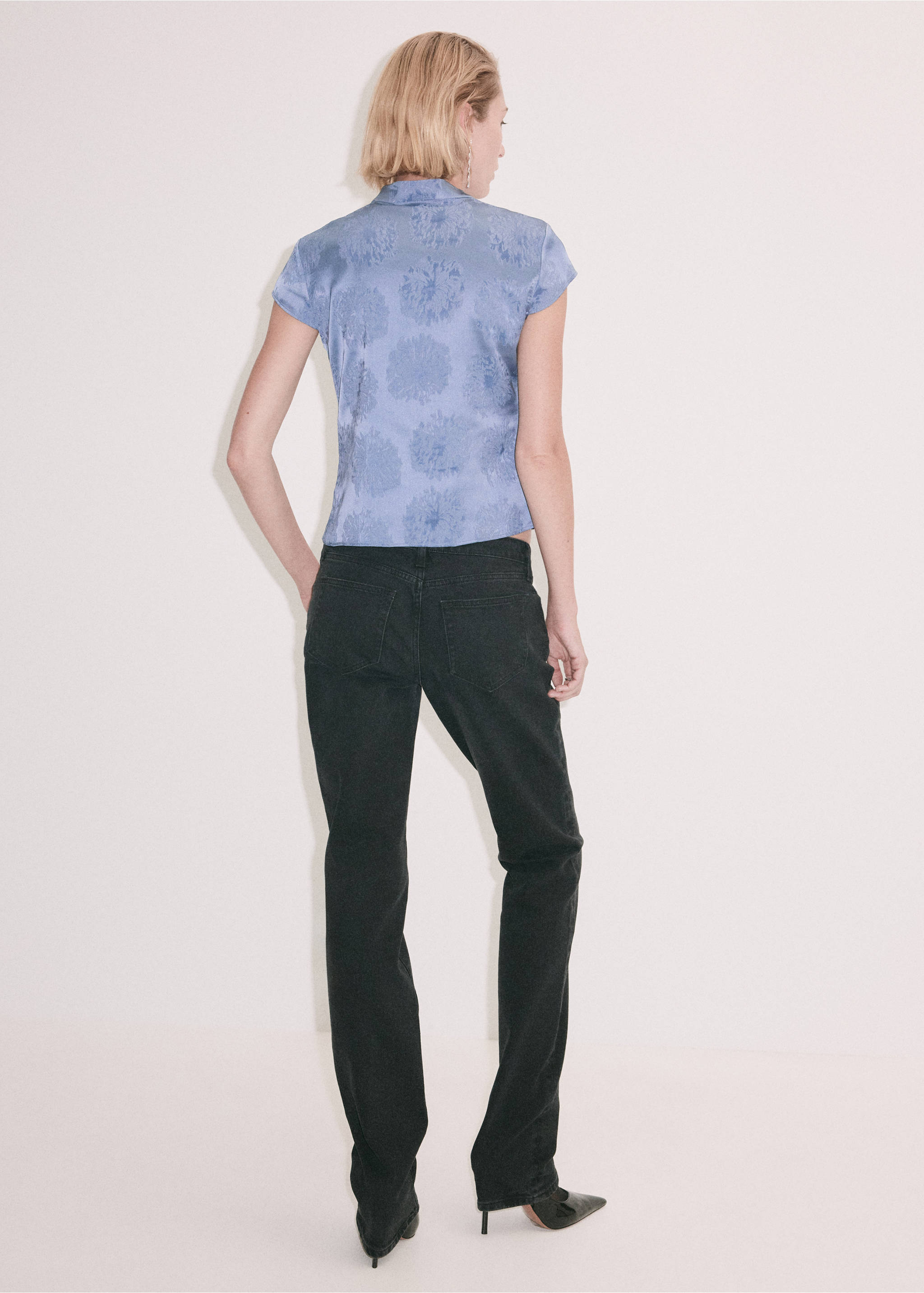 Blusa azul de manga corta con estampado floral y cuello de solapa, vista trasera, Azul. Ref: 37019128-00.