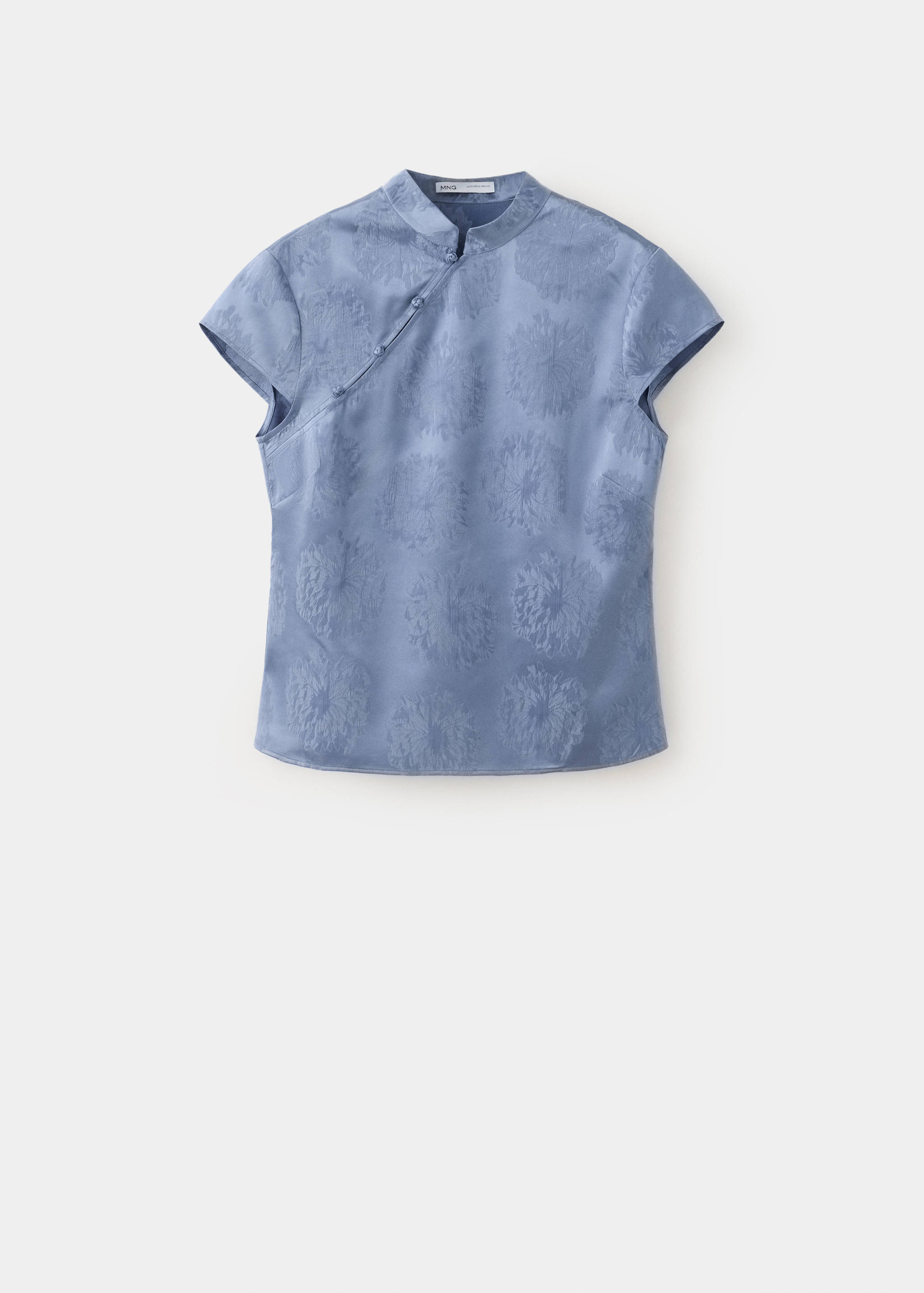 Blusa azul de manga corta con cuello mao y jacquard de flores.
